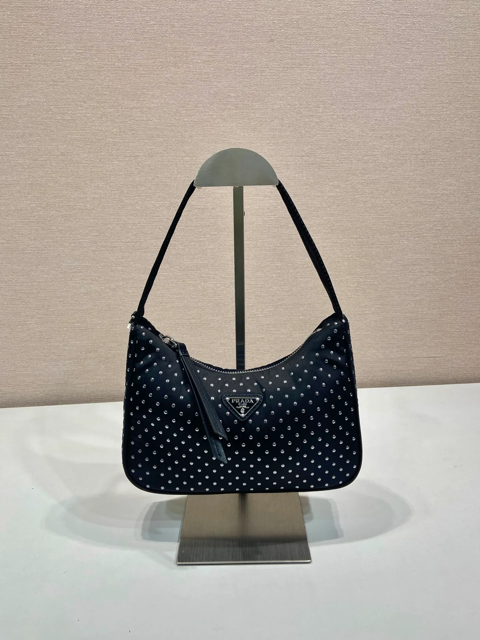 💰940🎉Rivet Hobo🎉2025 1NE515 rivet🎉🎉The most beautiful and coolest Hobo😘😘Composed of imported nylon fabric and pure handmade rivets. Unique and stylish. The return rate is very high🙈🙈Everyone will praise you wherever you take it😘This kind of rivet bag is also very easy to match with clothes. It is cute and cool and suitable for any occasion. The popular elements of Hobo have always been recognized by Internet celebrities/celebrities. It is another Hobo that is always popular🙊🙊It is worth buying👍Beautiful girls😘length 23x height 13x bottom 5cm