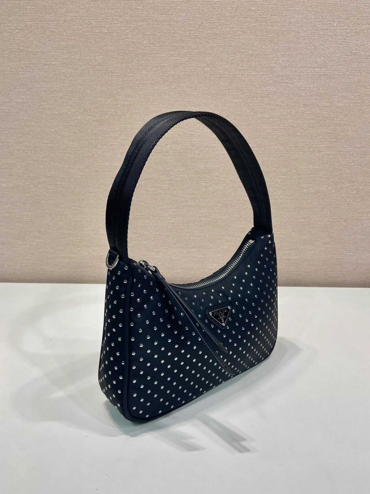 💰940🎉Rivet Hobo🎉2025 1NE515 rivet🎉🎉The most beautiful and coolest Hobo😘😘Composed of imported nylon fabric and pure handmade rivets. Unique and stylish. The return rate is very high🙈🙈Everyone will praise you wherever you take it😘This kind of rivet bag is also very easy to match with clothes. It is cute and cool and suitable for any occasion. The popular elements of Hobo have always been recognized by Internet celebrities/celebrities. It is another Hobo that is always popular🙊🙊It is worth buying👍Beautiful girls😘length 23x height 13x bottom 5cm