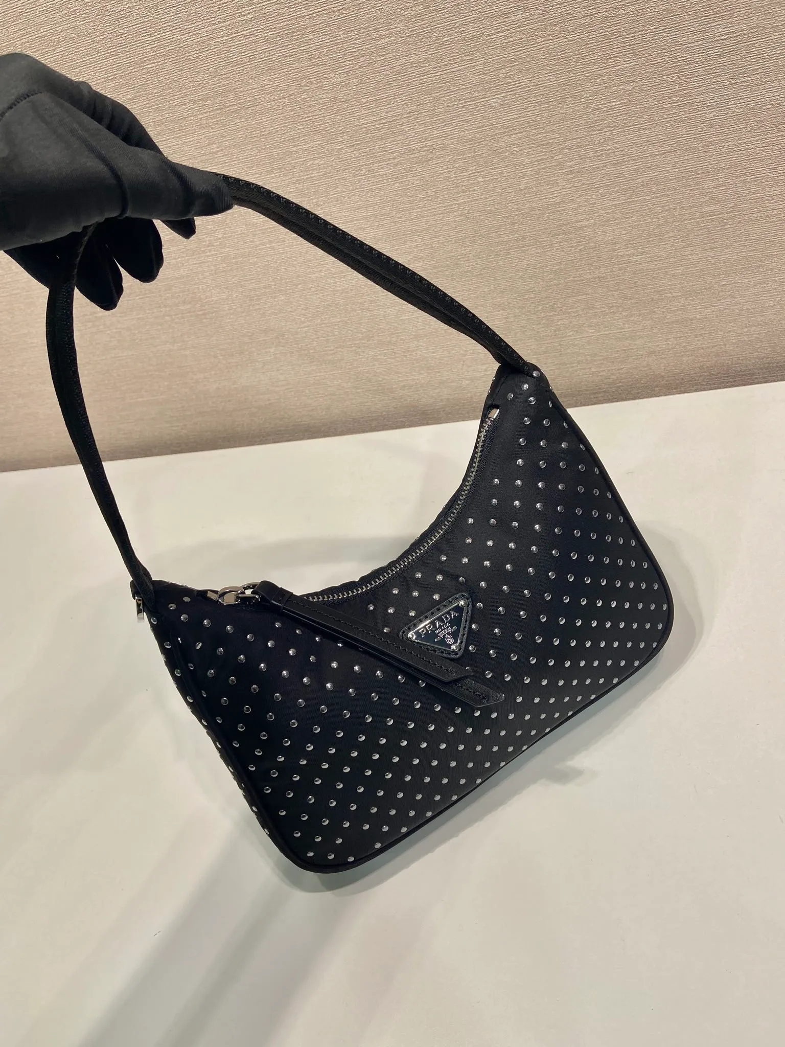 💰940🎉Rivet Hobo🎉2025 1NE515 rivet🎉🎉The most beautiful and coolest Hobo😘😘Composed of imported nylon fabric and pure handmade rivets. Unique and stylish. The return rate is very high🙈🙈Everyone will praise you wherever you take it😘This kind of rivet bag is also very easy to match with clothes. It is cute and cool and suitable for any occasion. The popular elements of Hobo have always been recognized by Internet celebrities/celebrities. It is another Hobo that is always popular🙊🙊It is worth buying👍Beautiful girls😘length 23x height 13x bottom 5cm