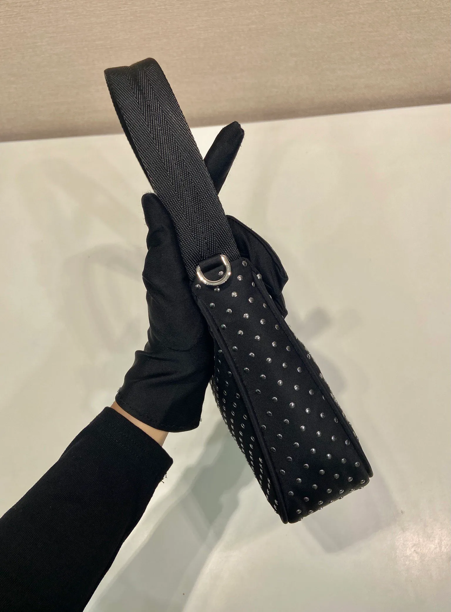 💰940🎉Rivet Hobo🎉2025 1NE515 rivet🎉🎉The most beautiful and coolest Hobo😘😘Composed of imported nylon fabric and pure handmade rivets. Unique and stylish. The return rate is very high🙈🙈Everyone will praise you wherever you take it😘This kind of rivet bag is also very easy to match with clothes. It is cute and cool and suitable for any occasion. The popular elements of Hobo have always been recognized by Internet celebrities/celebrities. It is another Hobo that is always popular🙊🙊It is worth buying👍Beautiful girls😘length 23x height 13x bottom 5cm