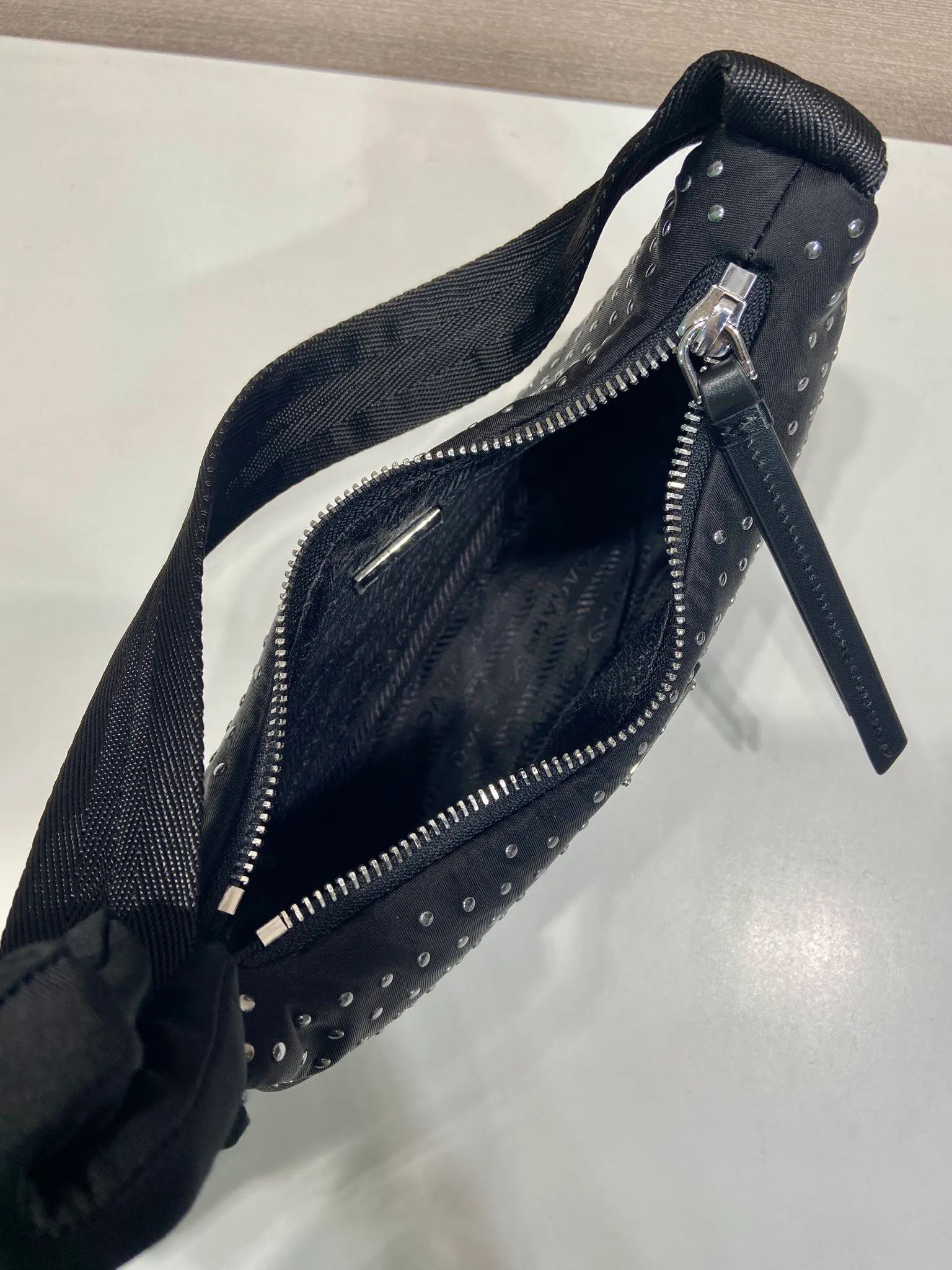 💰940🎉Rivet Hobo🎉2025 1NE515 rivet🎉🎉The most beautiful and coolest Hobo😘😘Composed of imported nylon fabric and pure handmade rivets. Unique and stylish. The return rate is very high🙈🙈Everyone will praise you wherever you take it😘This kind of rivet bag is also very easy to match with clothes. It is cute and cool and suitable for any occasion. The popular elements of Hobo have always been recognized by Internet celebrities/celebrities. It is another Hobo that is always popular🙊🙊It is worth buying👍Beautiful girls😘length 23x height 13x bottom 5cm