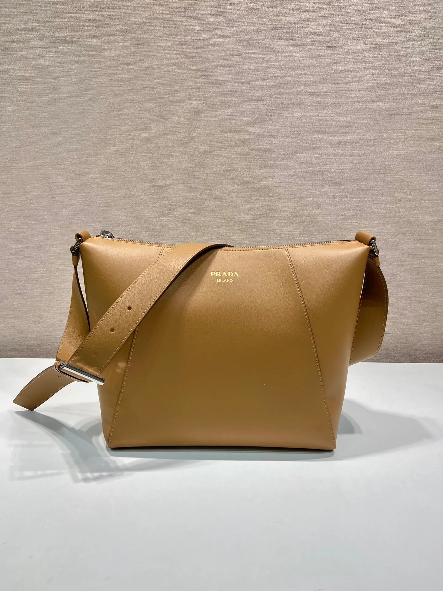 💰1720🎉New messenger bag🎉2VH177🎉🎉 This handbag is made of soft grained leather. The soft touch highlights the simple linear silhouette and highlights the casual attitude. The minimalist design, with adjustable shoulder strap and rich details, is a vivid expression of the exquisite skills of the brand's craftsmen. It is embellished with an elegant letter logo, highlighting the refined and simple beauty of the shape. If you like babies, hurry up and get it😎😎 Length 30x Height 27.5x Bottom 14cm🎉🎉🎉💰💰💰