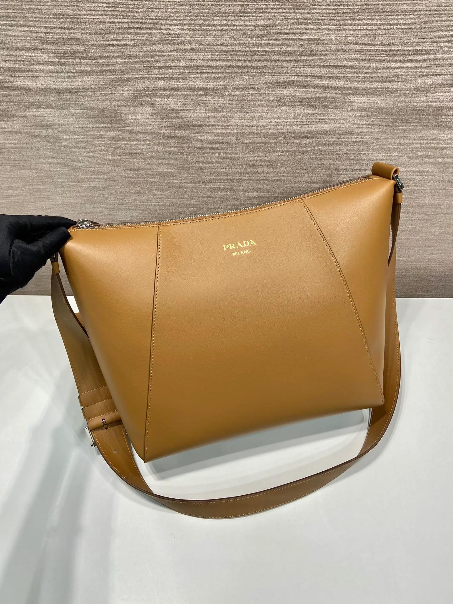 💰1720🎉New messenger bag🎉2VH177🎉🎉 This handbag is made of soft grained leather. The soft touch highlights the simple linear silhouette and highlights the casual attitude. The minimalist design, with adjustable shoulder strap and rich details, is a vivid expression of the exquisite skills of the brand's craftsmen. It is embellished with an elegant letter logo, highlighting the refined and simple beauty of the shape. If you like babies, hurry up and get it😎😎 Length 30x Height 27.5x Bottom 14cm🎉🎉🎉💰💰💰