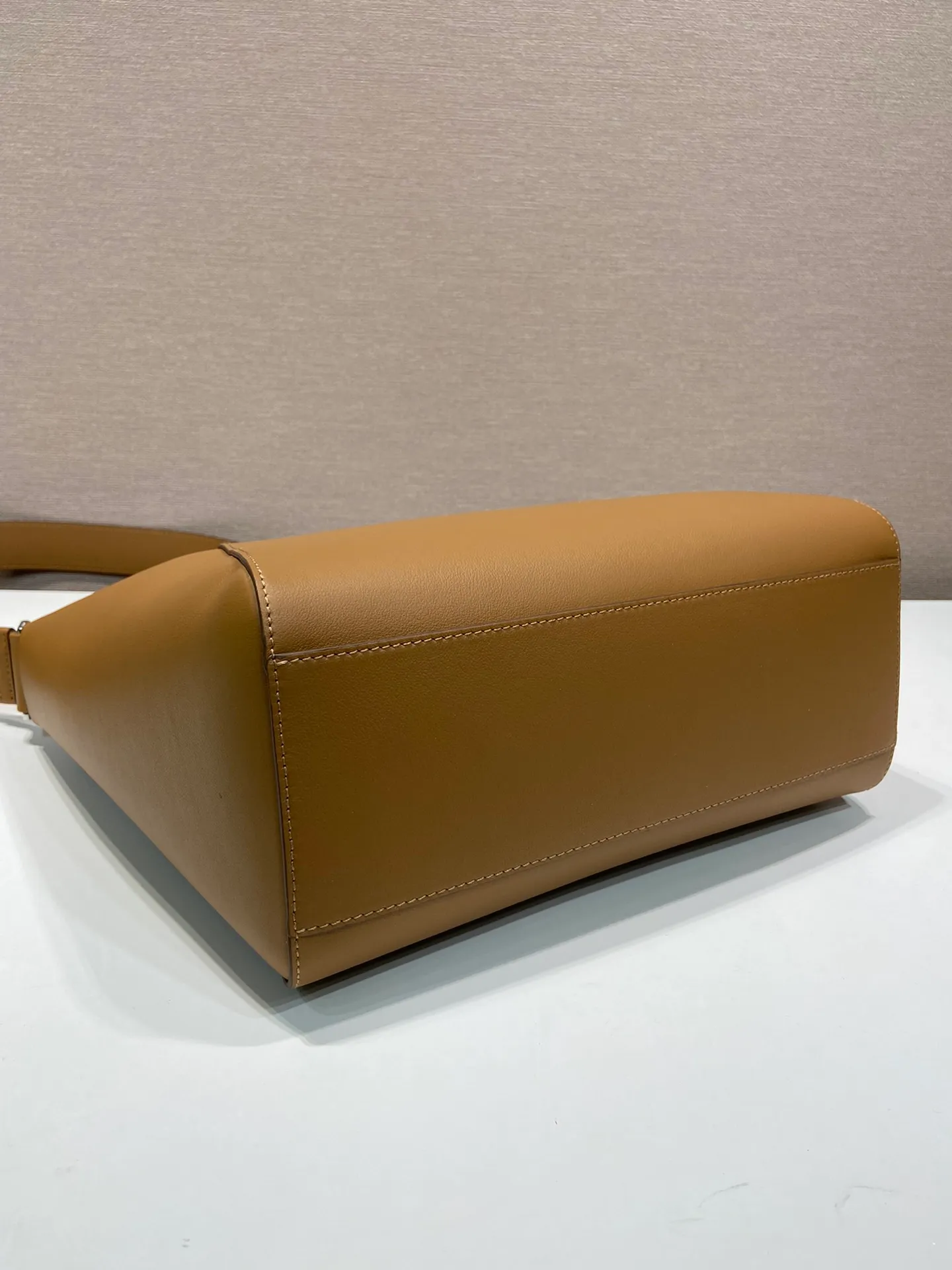 💰1720🎉New messenger bag🎉2VH177🎉🎉 This handbag is made of soft grained leather. The soft touch highlights the simple linear silhouette and highlights the casual attitude. The minimalist design, with adjustable shoulder strap and rich details, is a vivid expression of the exquisite skills of the brand's craftsmen. It is embellished with an elegant letter logo, highlighting the refined and simple beauty of the shape. If you like babies, hurry up and get it😎😎 Length 30x Height 27.5x Bottom 14cm🎉🎉🎉💰💰💰