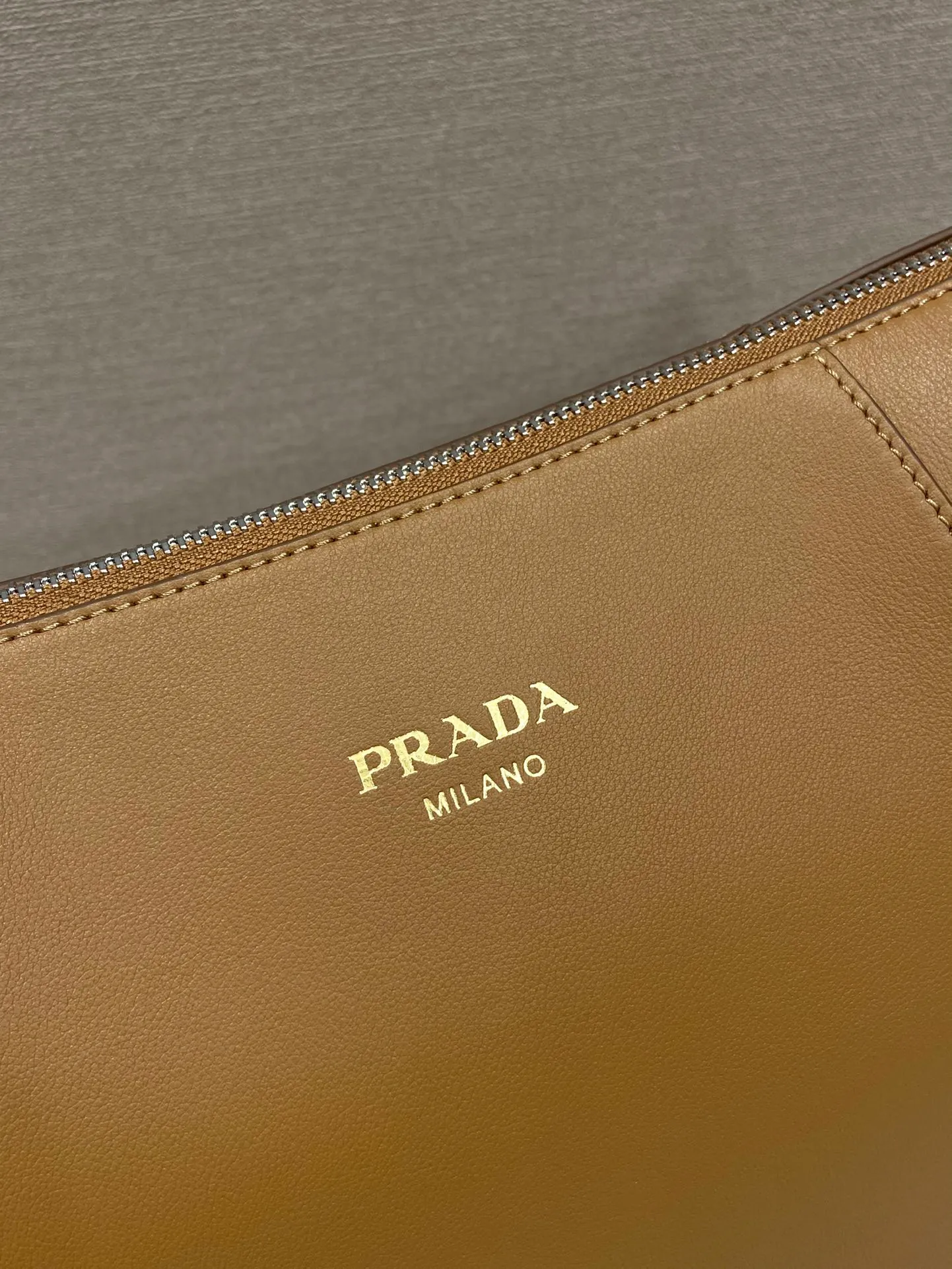 💰1720🎉New messenger bag🎉2VH177🎉🎉 This handbag is made of soft grained leather. The soft touch highlights the simple linear silhouette and highlights the casual attitude. The minimalist design, with adjustable shoulder strap and rich details, is a vivid expression of the exquisite skills of the brand's craftsmen. It is embellished with an elegant letter logo, highlighting the refined and simple beauty of the shape. If you like babies, hurry up and get it😎😎 Length 30x Height 27.5x Bottom 14cm🎉🎉🎉💰💰💰
