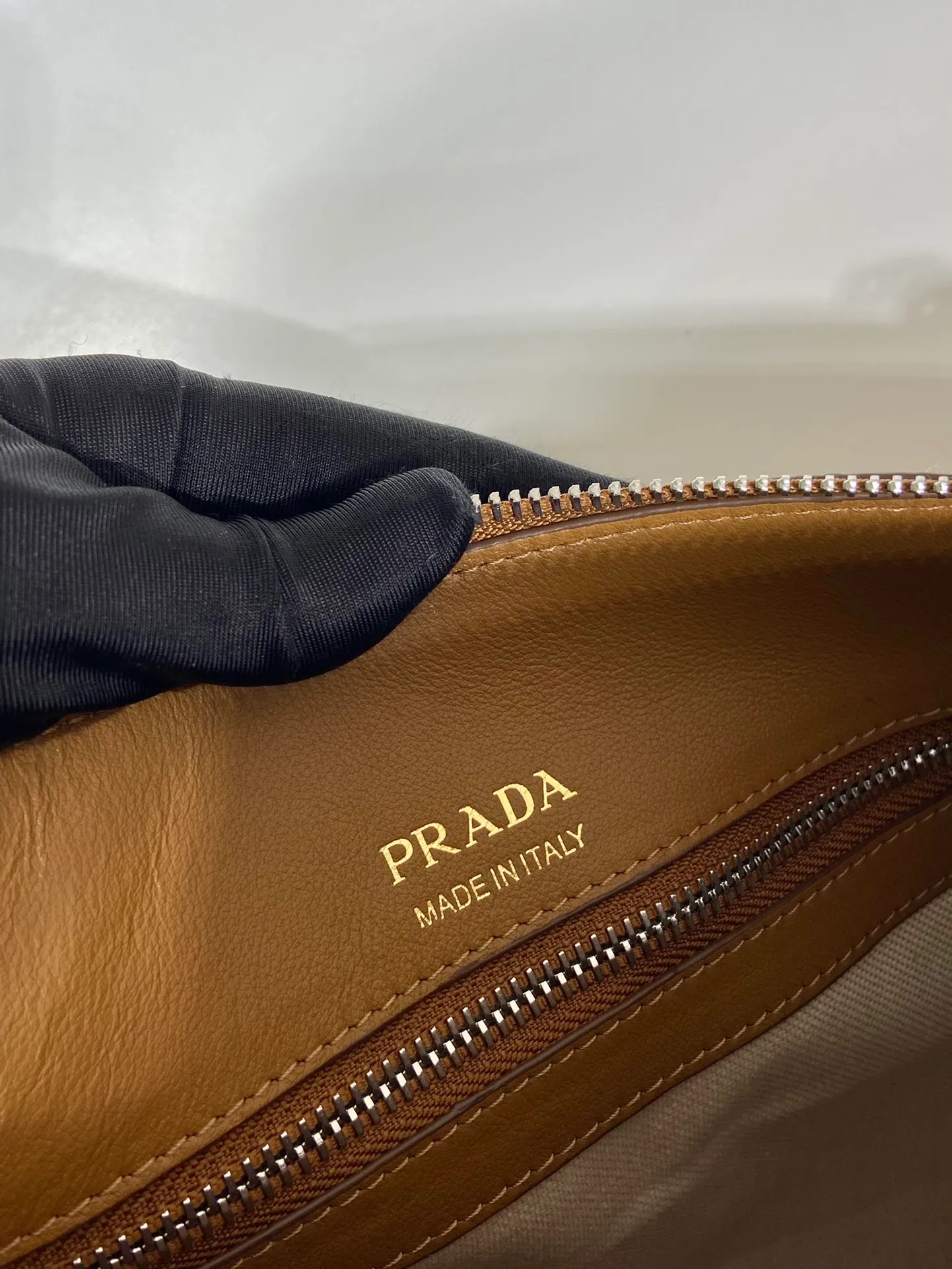 💰1720🎉New messenger bag🎉2VH177🎉🎉 This handbag is made of soft grained leather. The soft touch highlights the simple linear silhouette and highlights the casual attitude. The minimalist design, with adjustable shoulder strap and rich details, is a vivid expression of the exquisite skills of the brand's craftsmen. It is embellished with an elegant letter logo, highlighting the refined and simple beauty of the shape. If you like babies, hurry up and get it😎😎 Length 30x Height 27.5x Bottom 14cm🎉🎉🎉💰💰💰