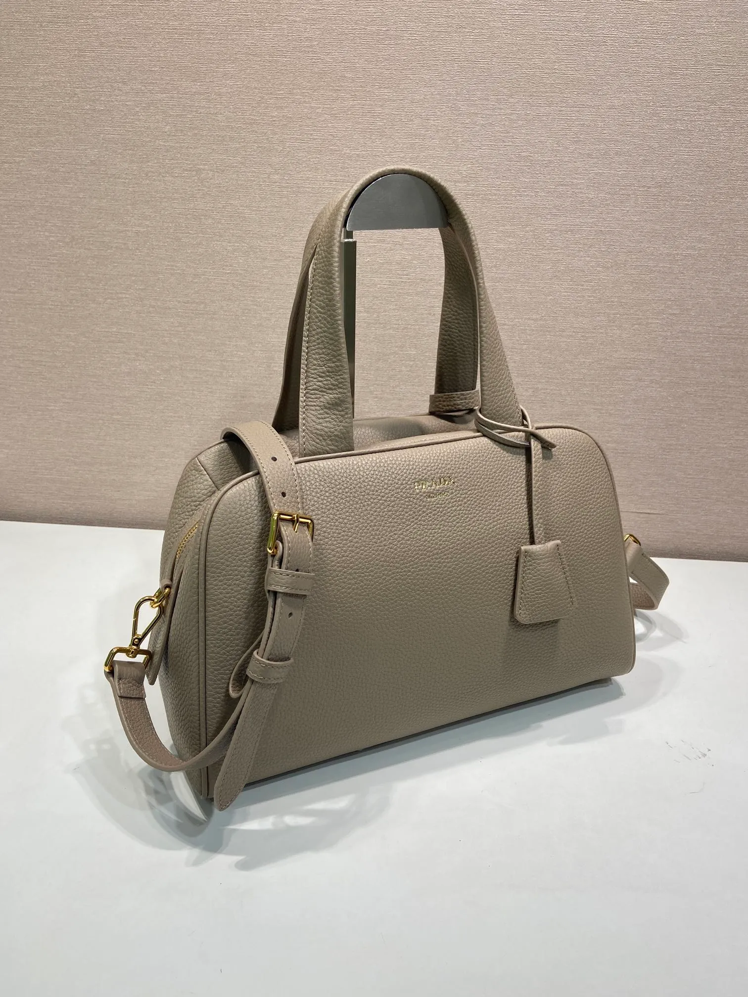 💰1840🎉New arrival 1BB148🎉🎉 Reinterpreted with a soft silhouette, this top handle bag in natural grain leather can be carried by hand or worn with a detachable shoulder strap and comes with 2 detachable hang tags. Metal hardware. It has an embossed letter logo on the front, a zipper closure, and two pockets, one of which is zippered. It has a large capacity and is a popular item that will never go out of style. Hurry up and get it🎉 Length 33x Height 22x Bottom 14cm🎉🎉🎉💰💰💰