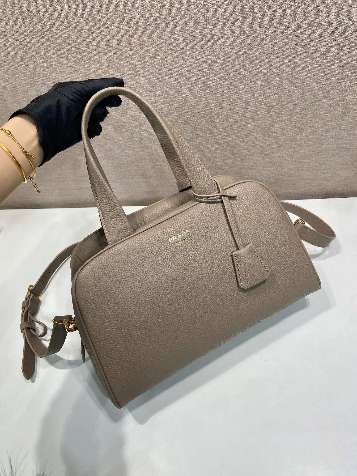 💰1840🎉New arrival 1BB148🎉🎉 Reinterpreted with a soft silhouette, this top handle bag in natural grain leather can be carried by hand or worn with a detachable shoulder strap and comes with 2 detachable hang tags. Metal hardware. It has an embossed letter logo on the front, a zipper closure, and two pockets, one of which is zippered. It has a large capacity and is a popular item that will never go out of style. Hurry up and get it🎉 Length 33x Height 22x Bottom 14cm🎉🎉🎉💰💰💰