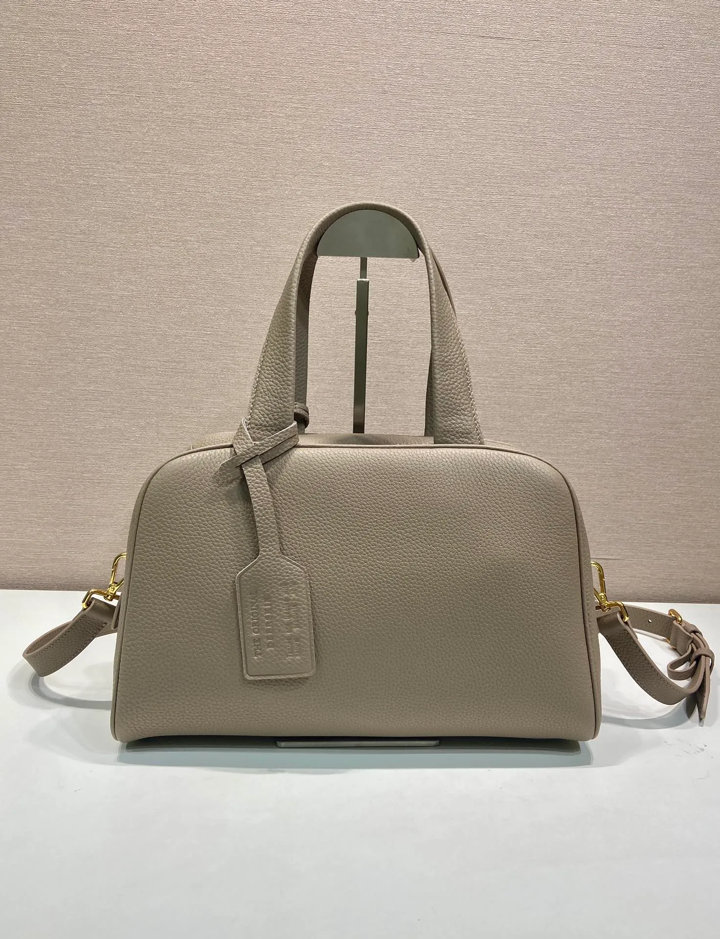 💰1840🎉New arrival 1BB148🎉🎉 Reinterpreted with a soft silhouette, this top handle bag in natural grain leather can be carried by hand or worn with a detachable shoulder strap and comes with 2 detachable hang tags. Metal hardware. It has an embossed letter logo on the front, a zipper closure, and two pockets, one of which is zippered. It has a large capacity and is a popular item that will never go out of style. Hurry up and get it🎉 Length 33x Height 22x Bottom 14cm🎉🎉🎉💰💰💰