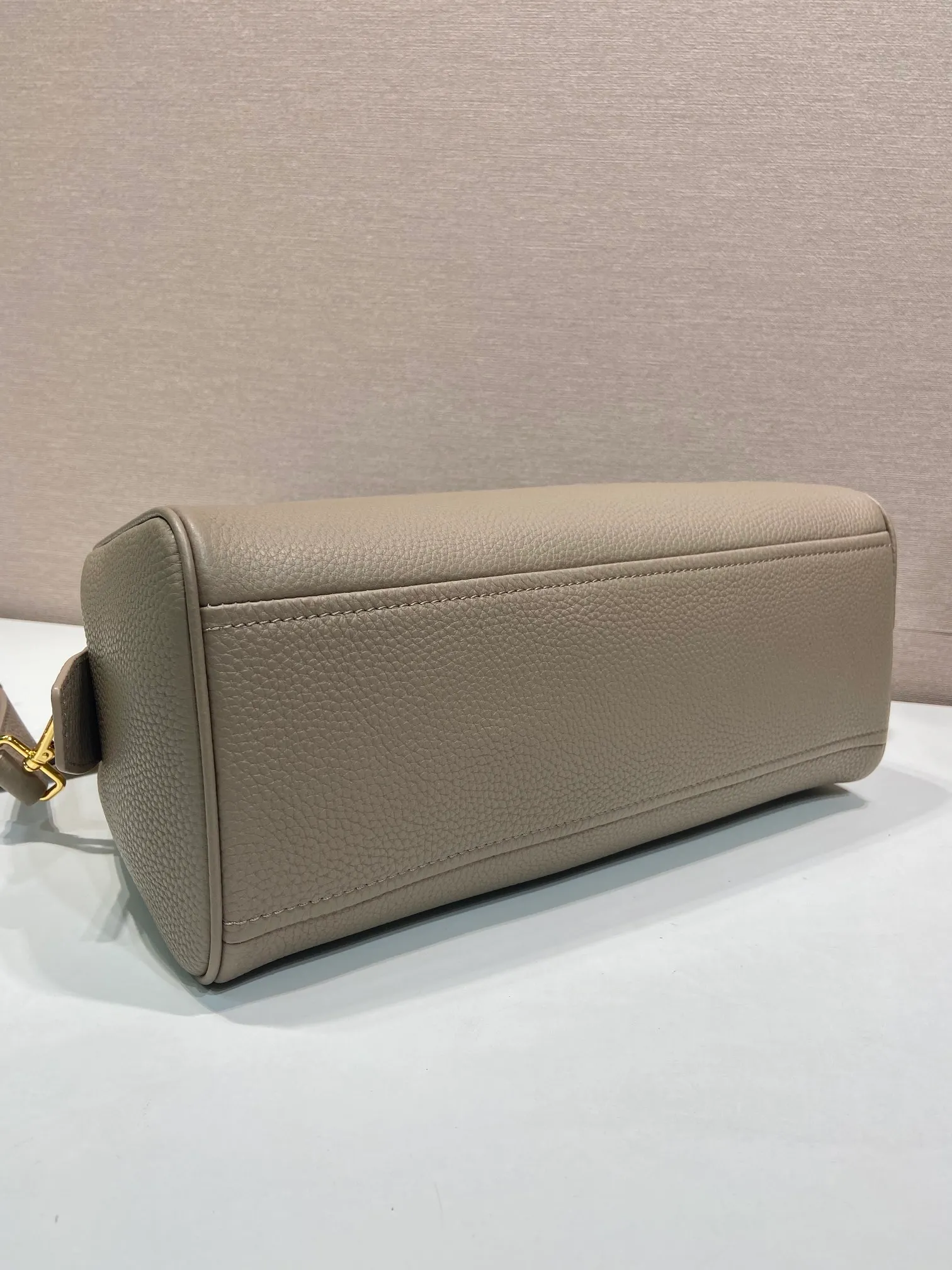 💰1840🎉New arrival 1BB148🎉🎉 Reinterpreted with a soft silhouette, this top handle bag in natural grain leather can be carried by hand or worn with a detachable shoulder strap and comes with 2 detachable hang tags. Metal hardware. It has an embossed letter logo on the front, a zipper closure, and two pockets, one of which is zippered. It has a large capacity and is a popular item that will never go out of style. Hurry up and get it🎉 Length 33x Height 22x Bottom 14cm🎉🎉🎉💰💰💰