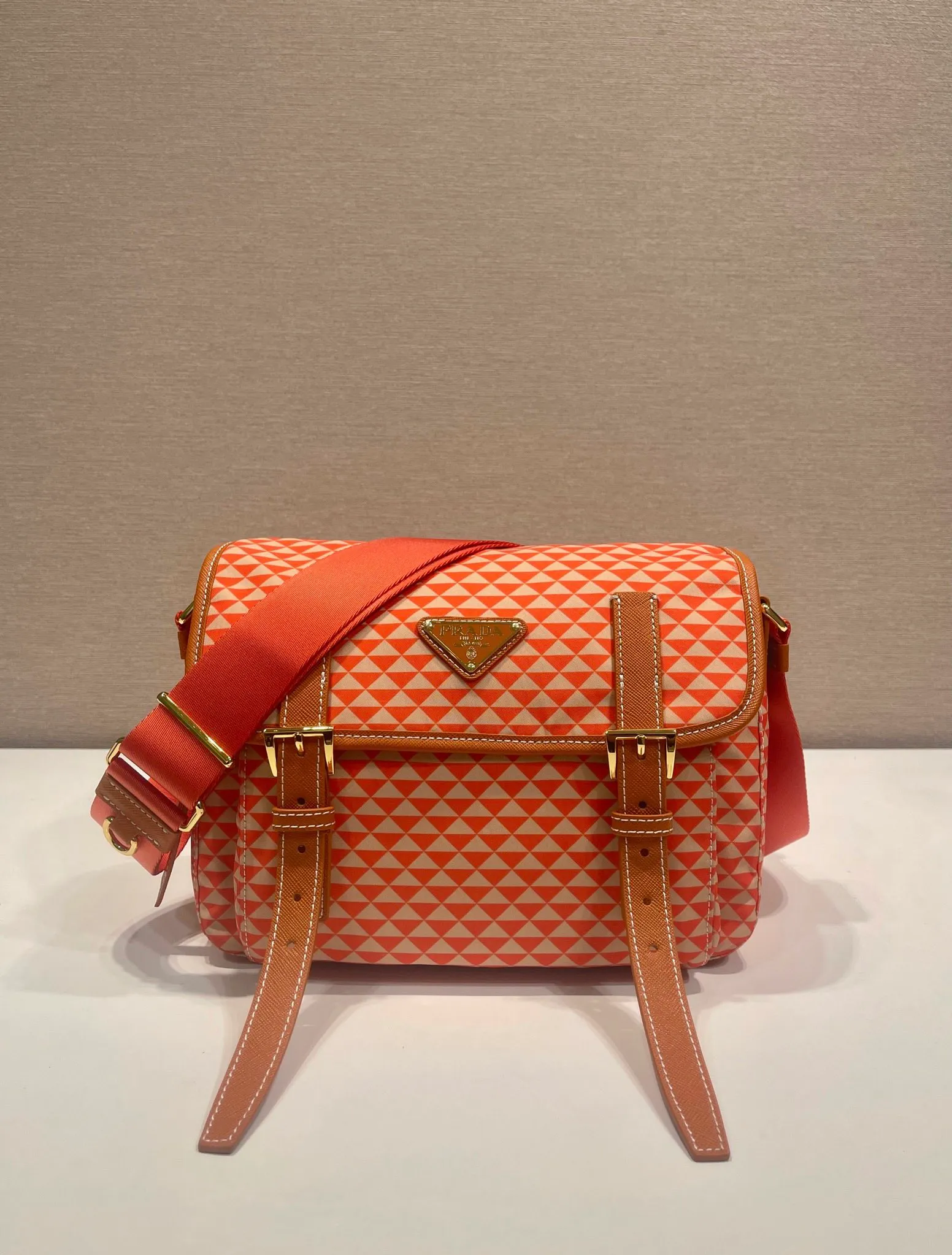 💰1320🎉New Symbole🎉1BD383 Messenger Bag🎉 This messenger bag is made of fabric-printed nylon fabric with cross-grain cowhide. The color is eye-catching, and the print on the bag is composed of classic triangles, which is very eye-catching and has a large space. She is so beautiful😘, beauties, hurry up and get it, it is a must-have in spring and summer👏👏 Length 25x height 19.5x base 11cm🎉🎉🎉💰💰💰