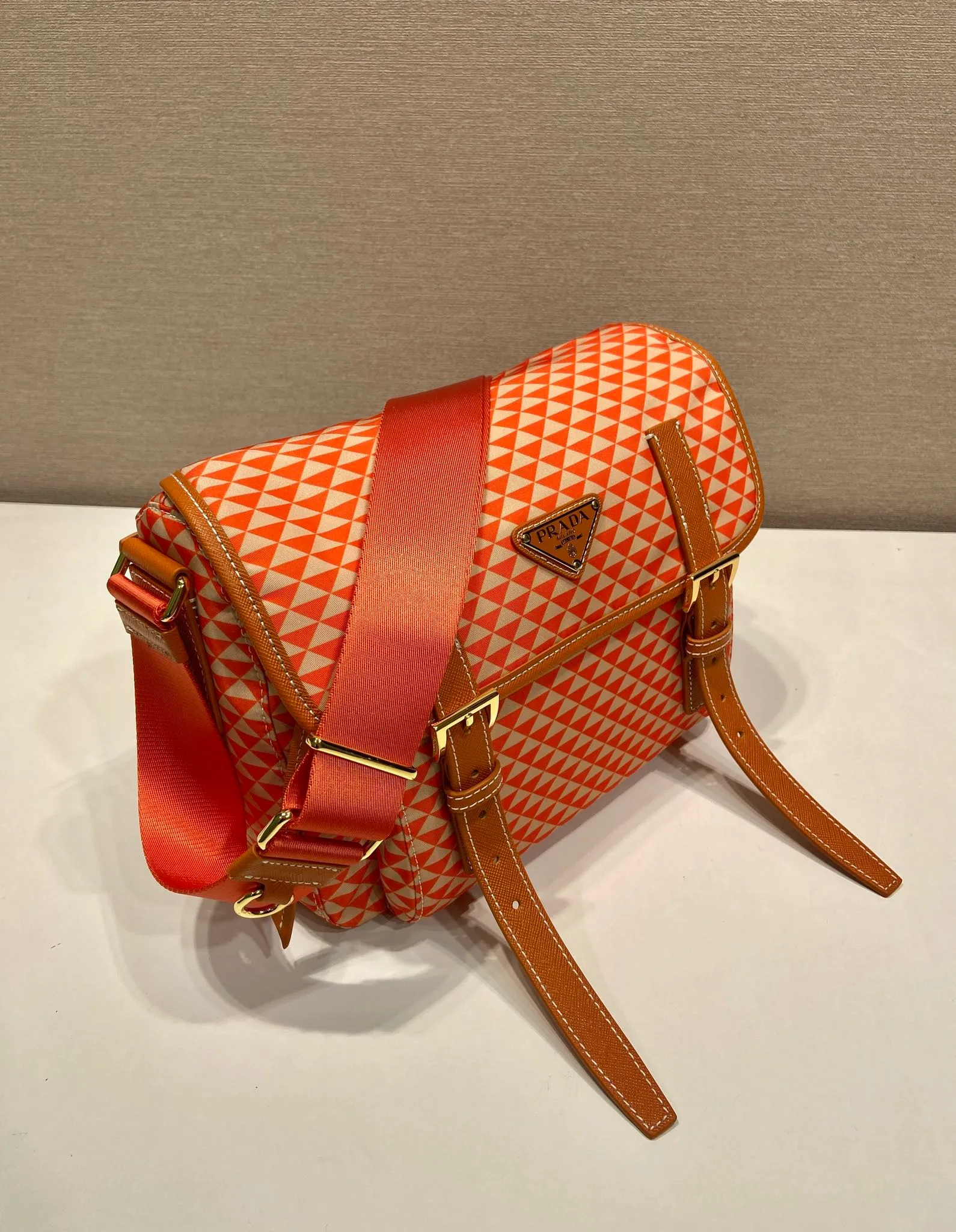 💰1320🎉New Symbole🎉1BD383 Messenger Bag🎉 This messenger bag is made of fabric-printed nylon fabric with cross-grain cowhide. The color is eye-catching, and the print on the bag is composed of classic triangles, which is very eye-catching and has a large space. She is so beautiful😘, beauties, hurry up and get it, it is a must-have in spring and summer👏👏 Length 25x height 19.5x base 11cm🎉🎉🎉💰💰💰