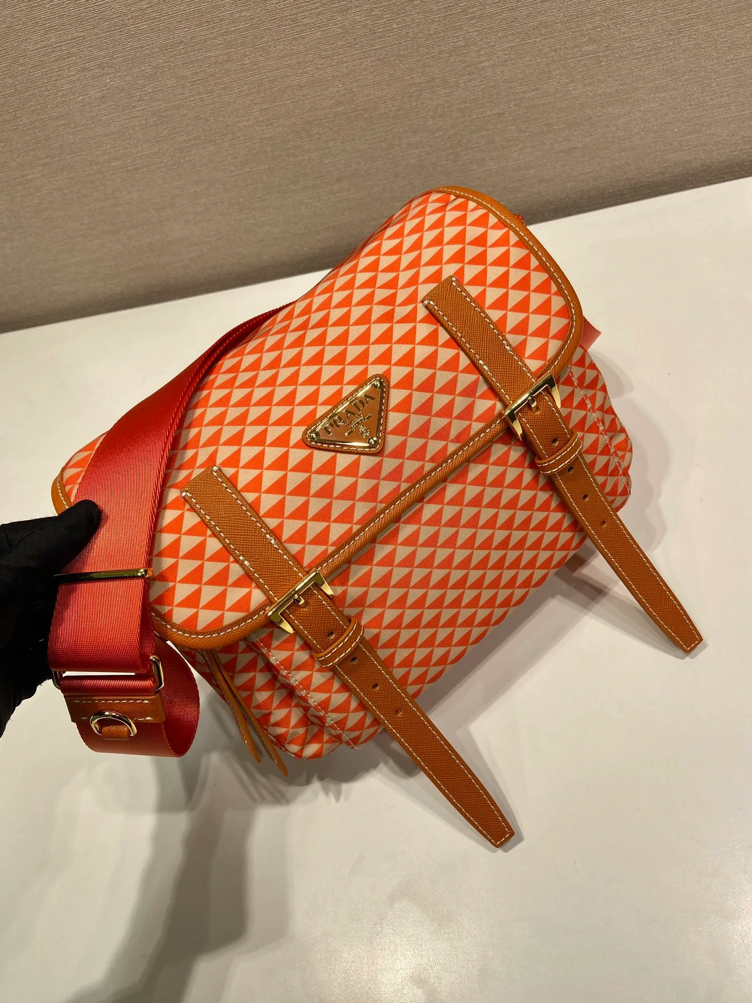 💰1320🎉New Symbole🎉1BD383 Messenger Bag🎉 This messenger bag is made of fabric-printed nylon fabric with cross-grain cowhide. The color is eye-catching, and the print on the bag is composed of classic triangles, which is very eye-catching and has a large space. She is so beautiful😘, beauties, hurry up and get it, it is a must-have in spring and summer👏👏 Length 25x height 19.5x base 11cm🎉🎉🎉💰💰💰