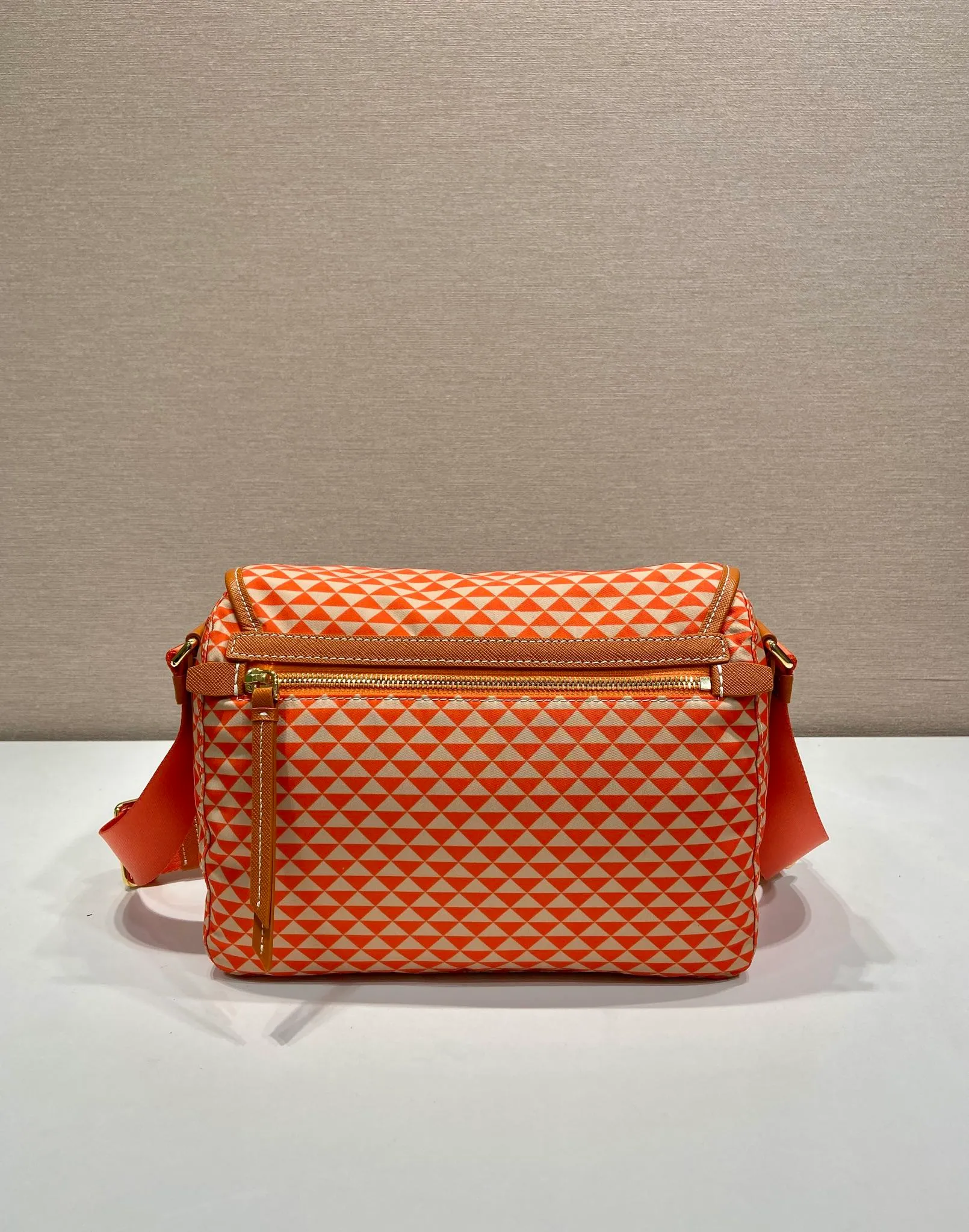 💰1320🎉New Symbole🎉1BD383 Messenger Bag🎉 This messenger bag is made of fabric-printed nylon fabric with cross-grain cowhide. The color is eye-catching, and the print on the bag is composed of classic triangles, which is very eye-catching and has a large space. She is so beautiful😘, beauties, hurry up and get it, it is a must-have in spring and summer👏👏 Length 25x height 19.5x base 11cm🎉🎉🎉💰💰💰