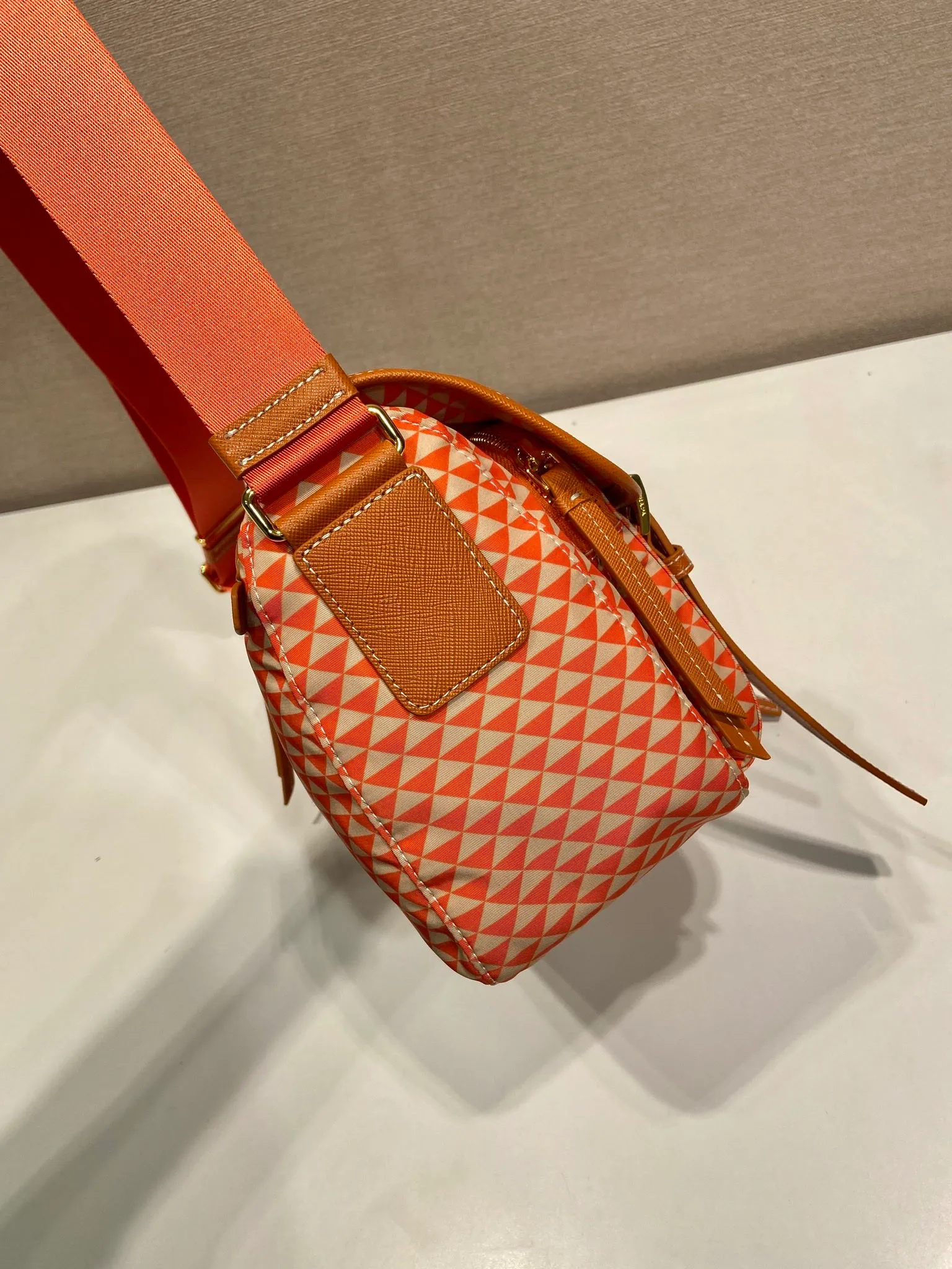 💰1320🎉New Symbole🎉1BD383 Messenger Bag🎉 This messenger bag is made of fabric-printed nylon fabric with cross-grain cowhide. The color is eye-catching, and the print on the bag is composed of classic triangles, which is very eye-catching and has a large space. She is so beautiful😘, beauties, hurry up and get it, it is a must-have in spring and summer👏👏 Length 25x height 19.5x base 11cm🎉🎉🎉💰💰💰