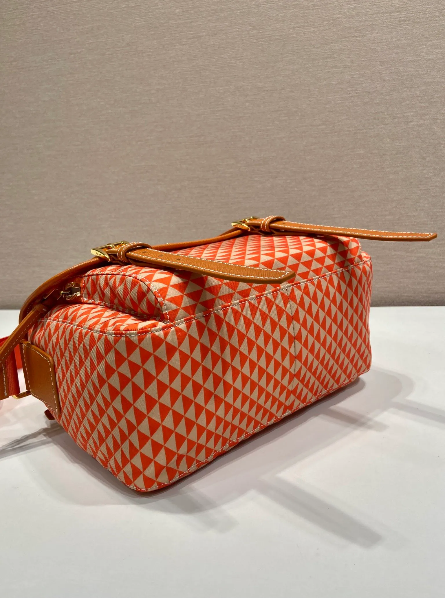 💰1320🎉New Symbole🎉1BD383 Messenger Bag🎉 This messenger bag is made of fabric-printed nylon fabric with cross-grain cowhide. The color is eye-catching, and the print on the bag is composed of classic triangles, which is very eye-catching and has a large space. She is so beautiful😘, beauties, hurry up and get it, it is a must-have in spring and summer👏👏 Length 25x height 19.5x base 11cm🎉🎉🎉💰💰💰