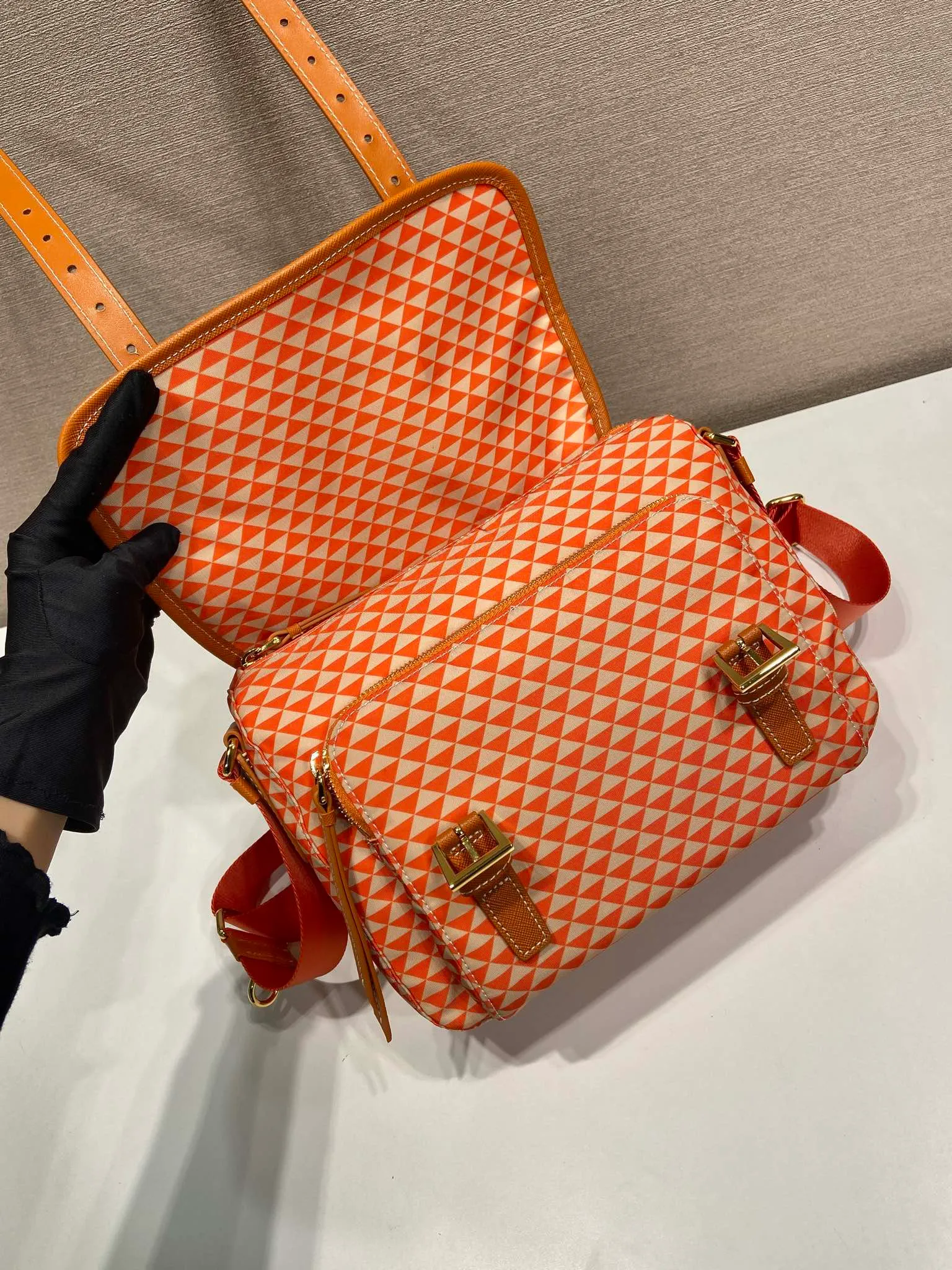 💰1320🎉New Symbole🎉1BD383 Messenger Bag🎉 This messenger bag is made of fabric-printed nylon fabric with cross-grain cowhide. The color is eye-catching, and the print on the bag is composed of classic triangles, which is very eye-catching and has a large space. She is so beautiful😘, beauties, hurry up and get it, it is a must-have in spring and summer👏👏 Length 25x height 19.5x base 11cm🎉🎉🎉💰💰💰