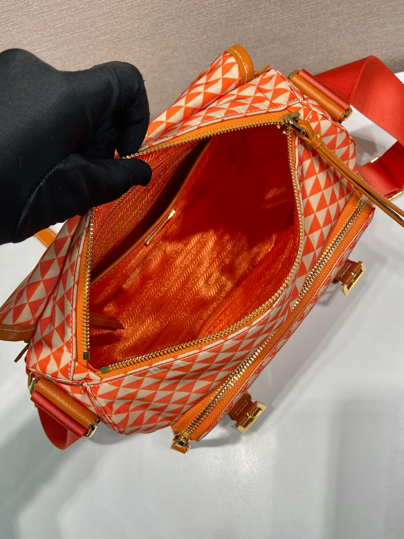 💰1320🎉New Symbole🎉1BD383 Messenger Bag🎉 This messenger bag is made of fabric-printed nylon fabric with cross-grain cowhide. The color is eye-catching, and the print on the bag is composed of classic triangles, which is very eye-catching and has a large space. She is so beautiful😘, beauties, hurry up and get it, it is a must-have in spring and summer👏👏 Length 25x height 19.5x base 11cm🎉🎉🎉💰💰💰