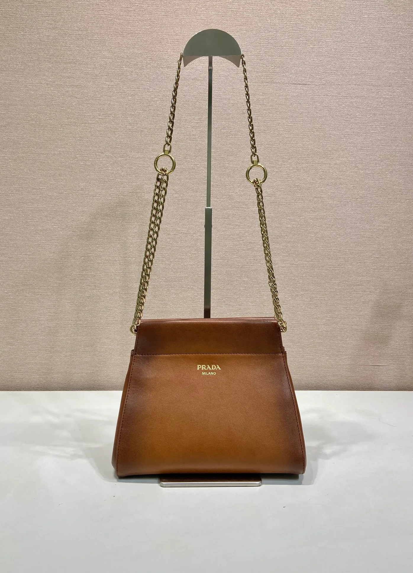 💰1500🎉New arrival🎉1BC263🎉🎉 The modern and feminine Enchaîné handbag echoes the charming retro silhouette and is transformed with new proportions. The imported calf leather design is accented with a chain handle for a modern and elegant style. Chain handle, detachable chain shoulder strap, embossed letter logo on front, magnetic closure, large storage space. Another hit that will never go out of style, babies. Hurry up and get it🎉🎉 Length 22x height 18x ​​bottom 11.5cm