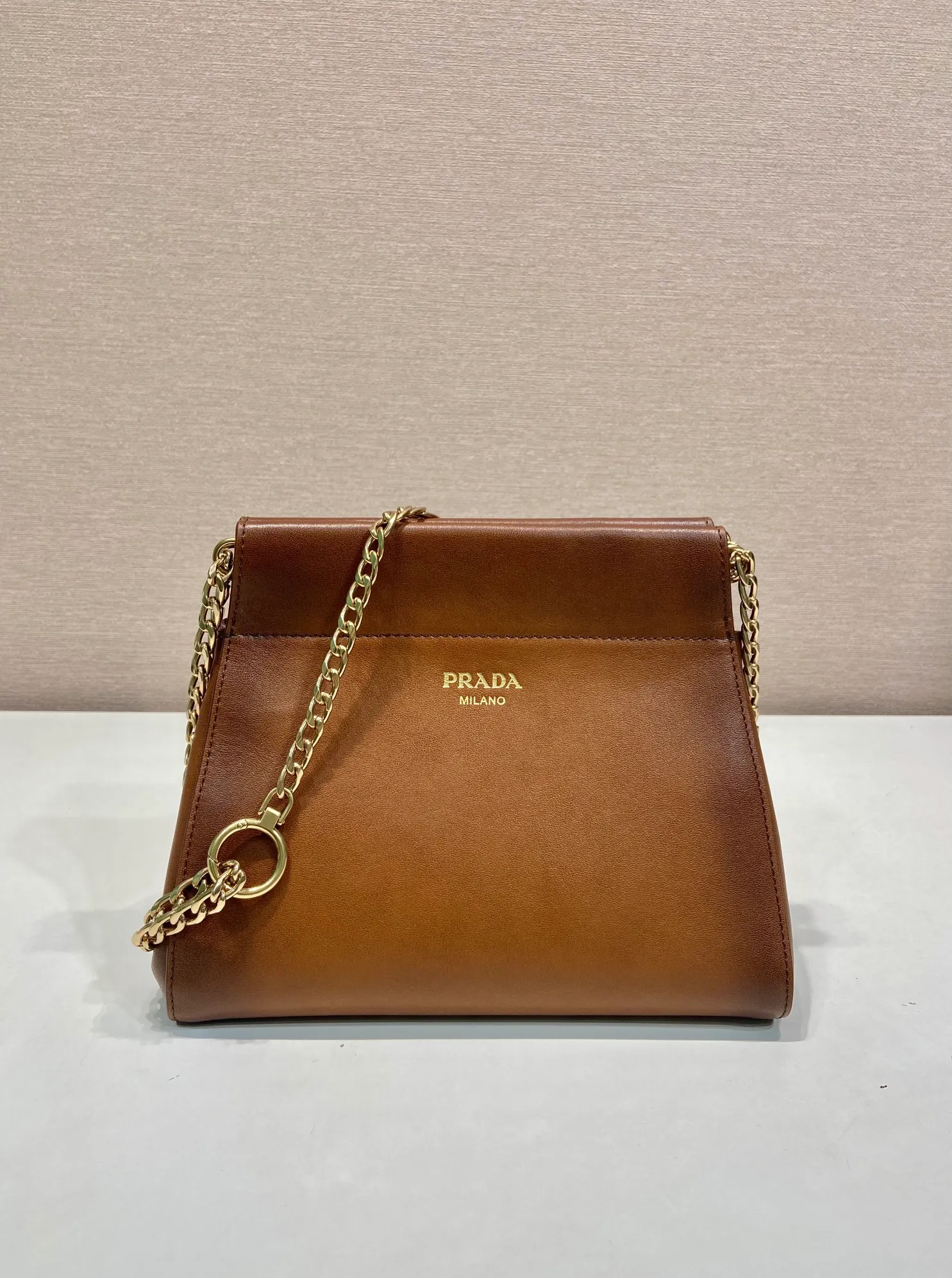 💰1500🎉New arrival🎉1BC263🎉🎉 The modern and feminine Enchaîné handbag echoes the charming retro silhouette and is transformed with new proportions. The imported calf leather design is accented with a chain handle for a modern and elegant style. Chain handle, detachable chain shoulder strap, embossed letter logo on front, magnetic closure, large storage space. Another hit that will never go out of style, babies. Hurry up and get it🎉🎉 Length 22x height 18x ​​bottom 11.5cm