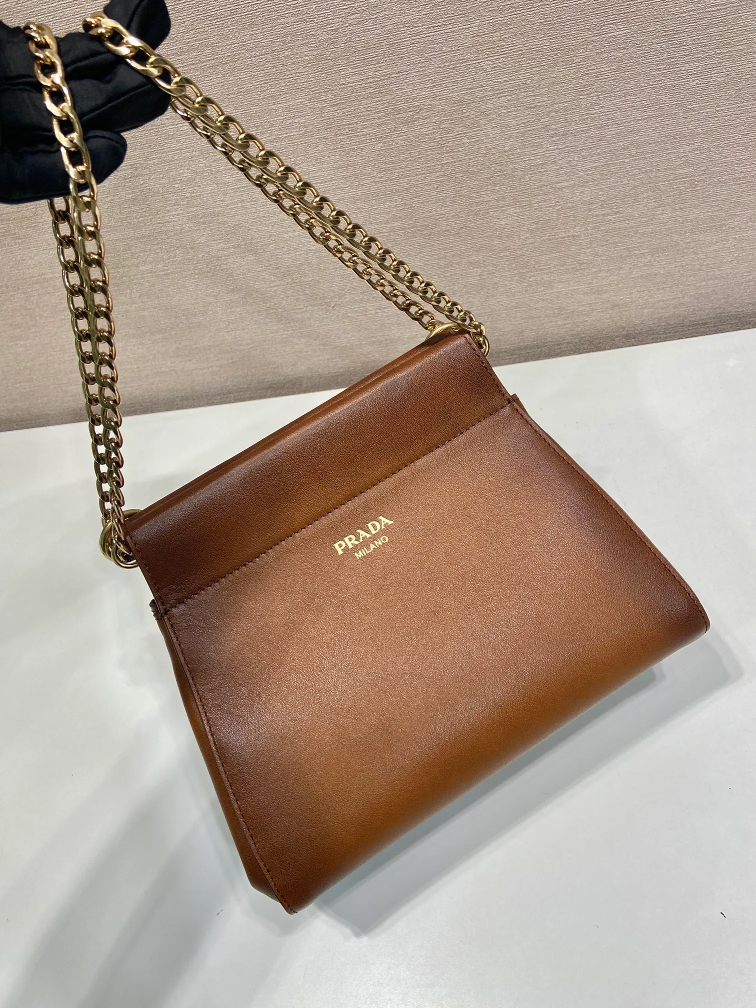 💰1500🎉New arrival🎉1BC263🎉🎉 The modern and feminine Enchaîné handbag echoes the charming retro silhouette and is transformed with new proportions. The imported calf leather design is accented with a chain handle for a modern and elegant style. Chain handle, detachable chain shoulder strap, embossed letter logo on front, magnetic closure, large storage space. Another hit that will never go out of style, babies. Hurry up and get it🎉🎉 Length 22x height 18x ​​bottom 11.5cm