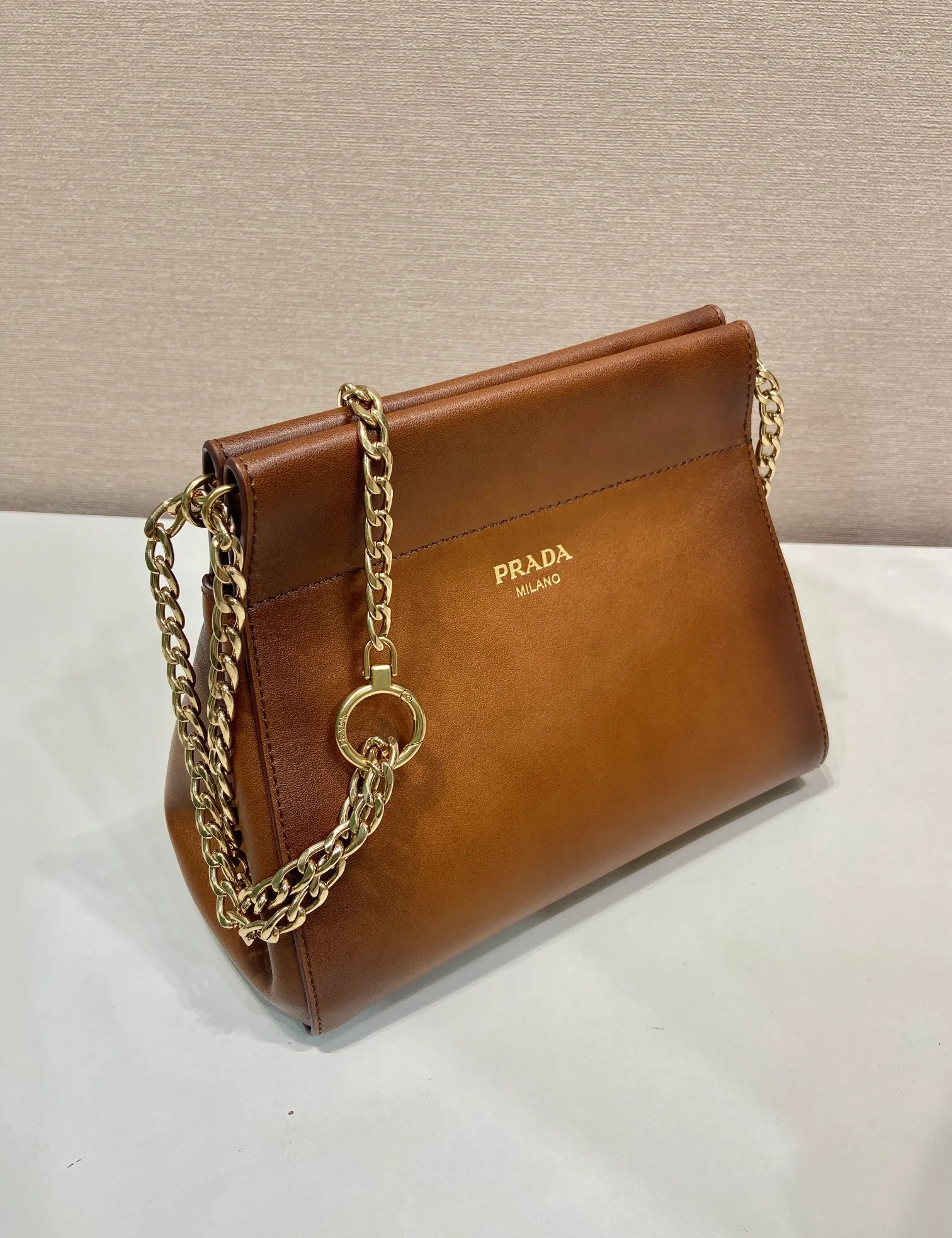 💰1500🎉New arrival🎉1BC263🎉🎉 The modern and feminine Enchaîné handbag echoes the charming retro silhouette and is transformed with new proportions. The imported calf leather design is accented with a chain handle for a modern and elegant style. Chain handle, detachable chain shoulder strap, embossed letter logo on front, magnetic closure, large storage space. Another hit that will never go out of style, babies. Hurry up and get it🎉🎉 Length 22x height 18x ​​bottom 11.5cm