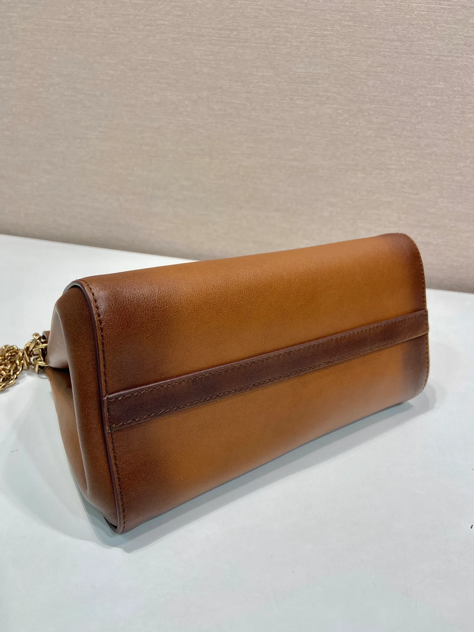 💰1500🎉New arrival🎉1BC263🎉🎉 The modern and feminine Enchaîné handbag echoes the charming retro silhouette and is transformed with new proportions. The imported calf leather design is accented with a chain handle for a modern and elegant style. Chain handle, detachable chain shoulder strap, embossed letter logo on front, magnetic closure, large storage space. Another hit that will never go out of style, babies. Hurry up and get it🎉🎉 Length 22x height 18x ​​bottom 11.5cm