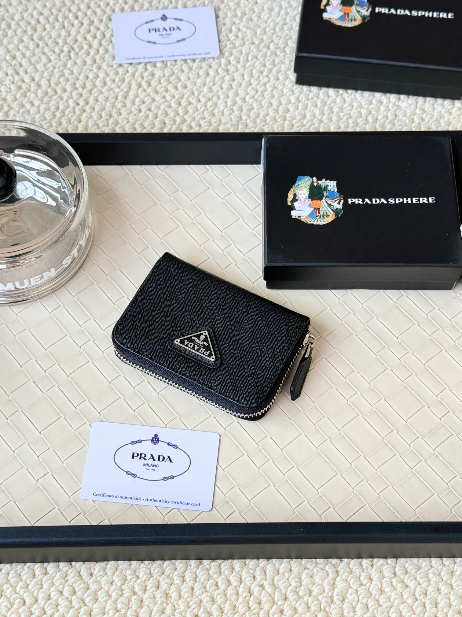 💰140PRADA’s popular genuine pickup bag [love] latest style at the counter, official website synchronization, genuine development, model 2MC553 #Color: black/pictured, excellent cowhide texture, imported thread lining, exquisite and even routing, smooth oil edges, exquisite workmanship, size: 12/9/2.5cm with original packaging box card]