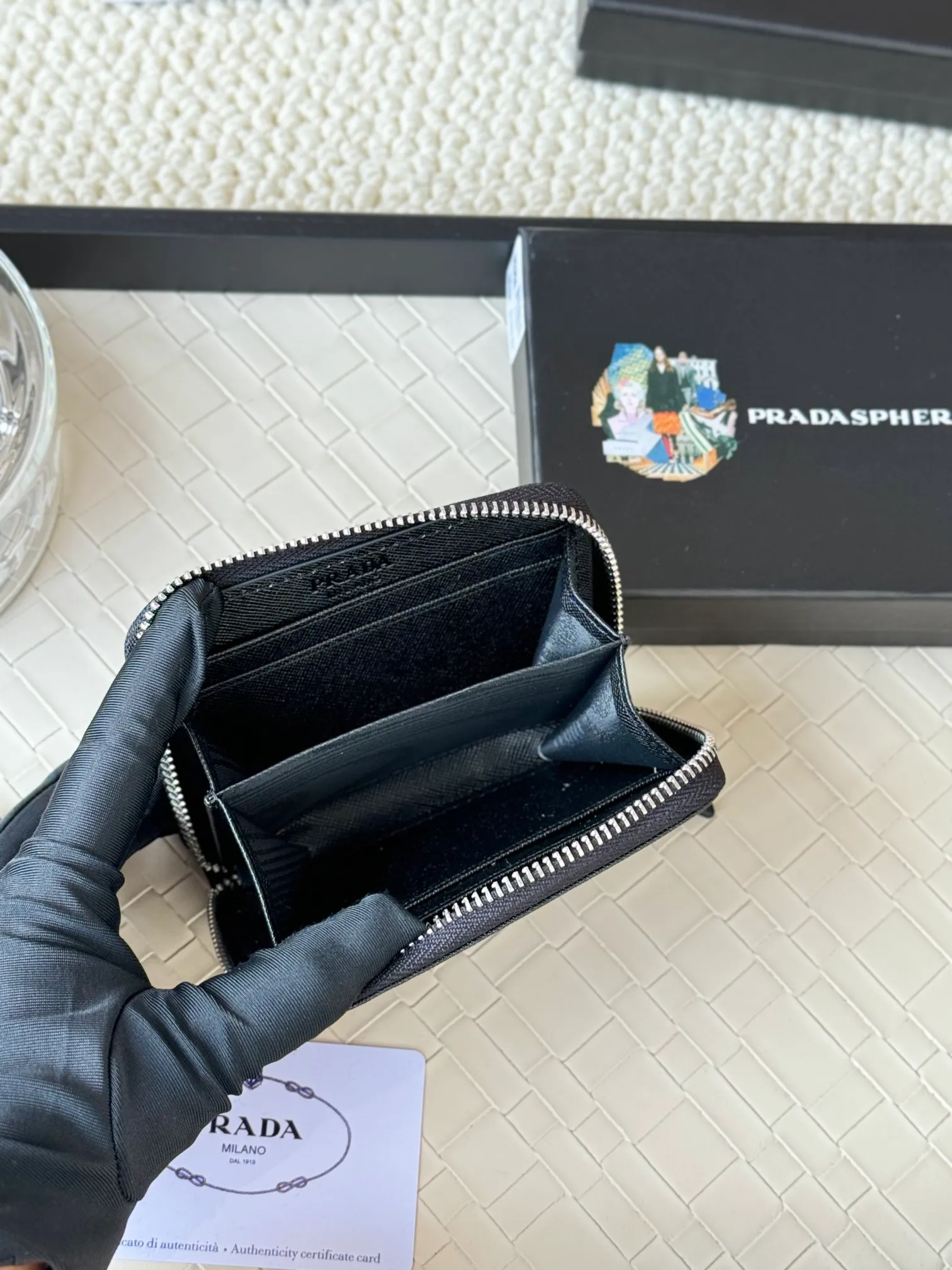 💰140PRADA’s popular genuine pickup bag [love] latest style at the counter, official website synchronization, genuine development, model 2MC553 #Color: black/pictured, excellent cowhide texture, imported thread lining, exquisite and even routing, smooth oil edges, exquisite workmanship, size: 12/9/2.5cm with original packaging box card]