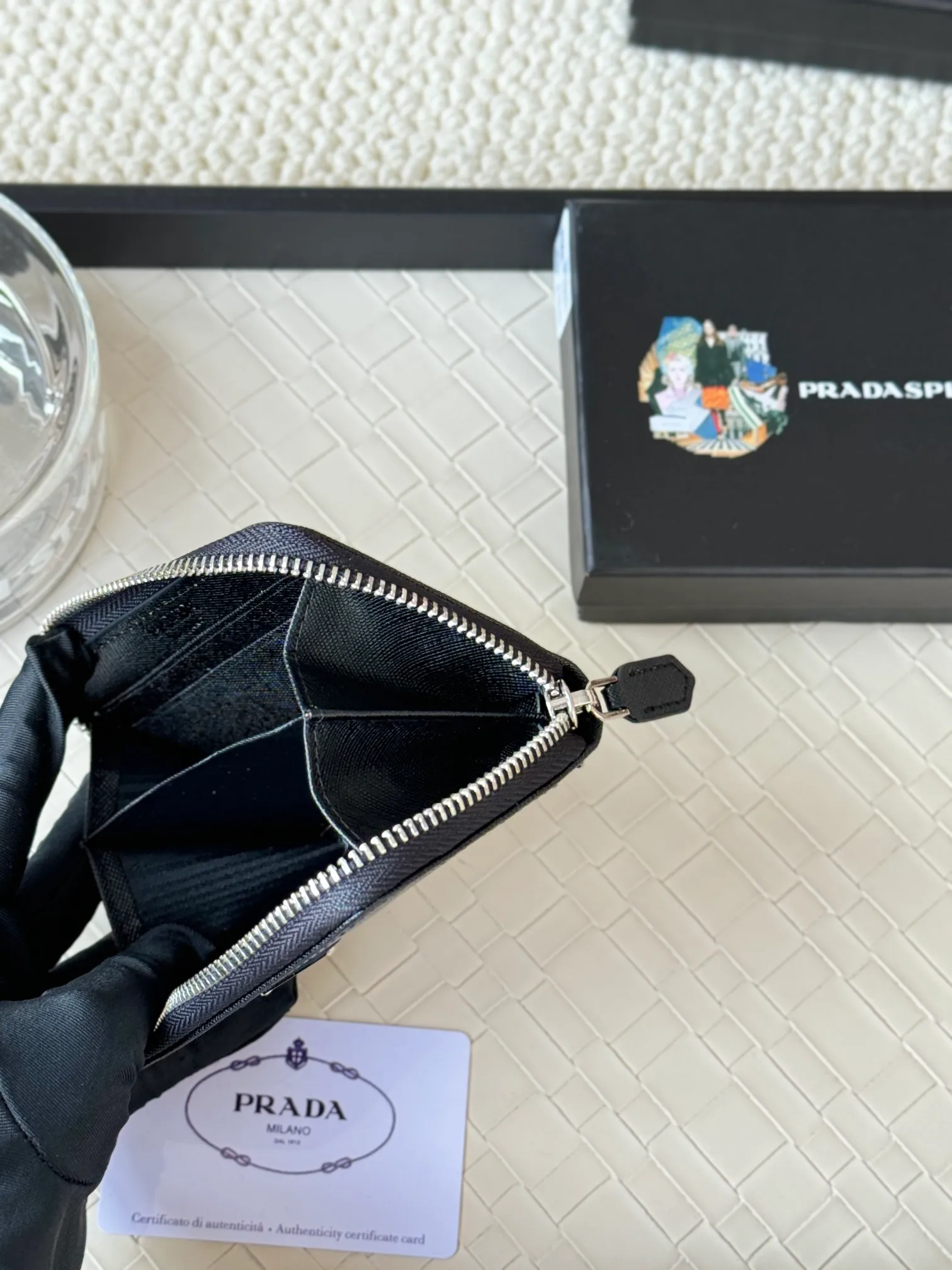 💰140PRADA’s popular genuine pickup bag [love] latest style at the counter, official website synchronization, genuine development, model 2MC553 #Color: black/pictured, excellent cowhide texture, imported thread lining, exquisite and even routing, smooth oil edges, exquisite workmanship, size: 12/9/2.5cm with original packaging box card]