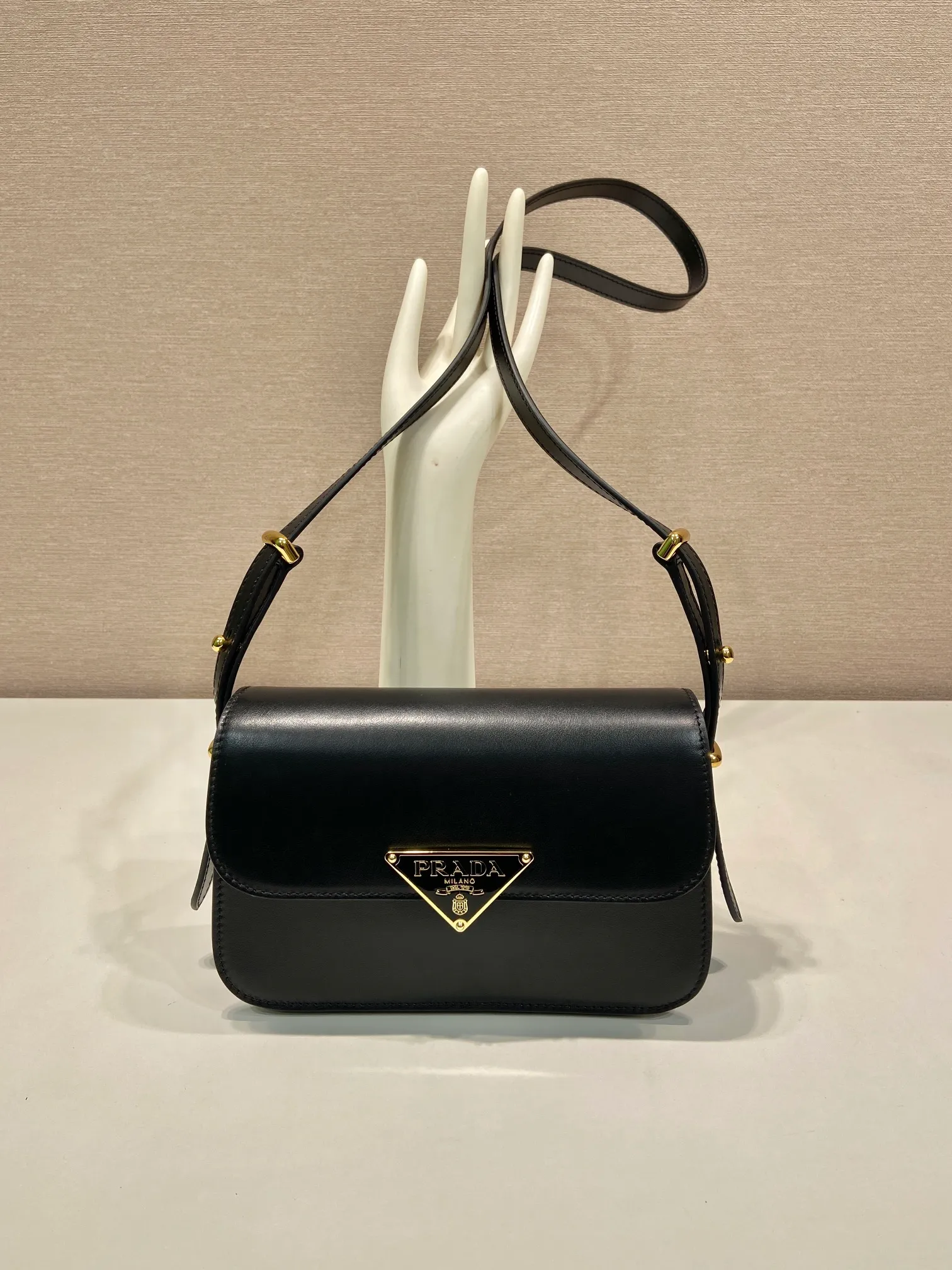 💰1520🎉New style🎉1BD366🎉🎉 This shoulder bag demonstrates a simple design concept through its smooth lines and compact shape. It is made of outer calfskin/inner sheepskin fabric and is equipped with an adjustable shoulder strap that can be carried on one shoulder or across the body. The maximum length is 117cm. The front lock buckle is embellished with the iconic triangle logo. Wear a bold upper body, beauties. Get it now. Length 22x height 14x base 6cm👏👏👏🎉🎉🎉