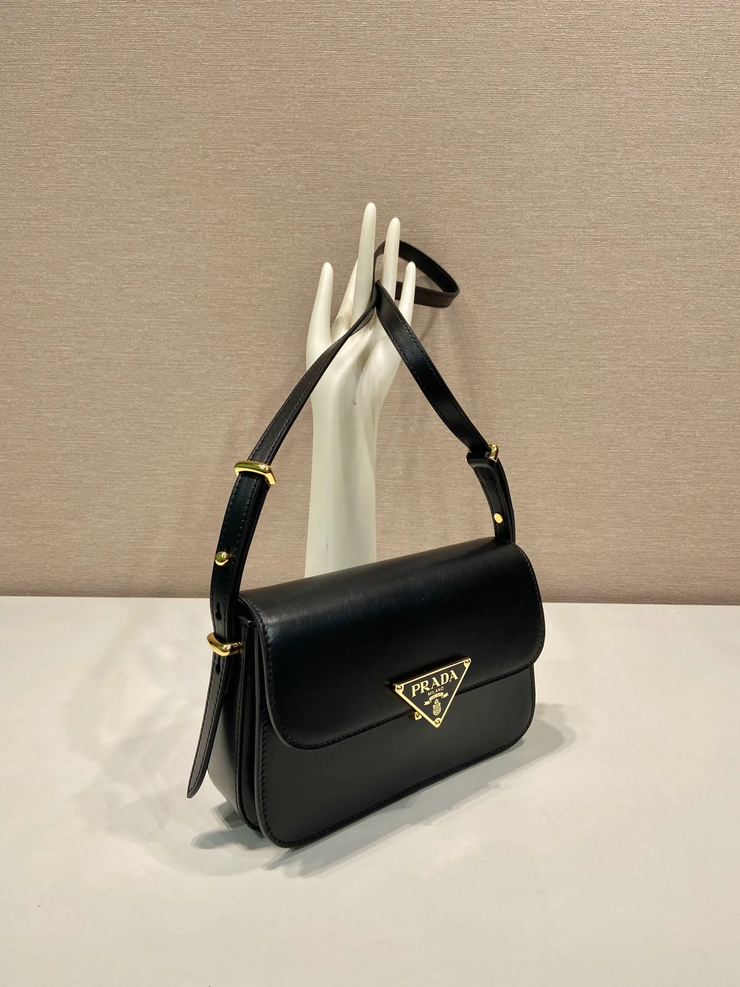 💰1520🎉New style🎉1BD366🎉🎉 This shoulder bag demonstrates a simple design concept through its smooth lines and compact shape. It is made of outer calfskin/inner sheepskin fabric and is equipped with an adjustable shoulder strap that can be carried on one shoulder or across the body. The maximum length is 117cm. The front lock buckle is embellished with the iconic triangle logo. Wear a bold upper body, beauties. Get it now. Length 22x height 14x base 6cm👏👏👏🎉🎉🎉