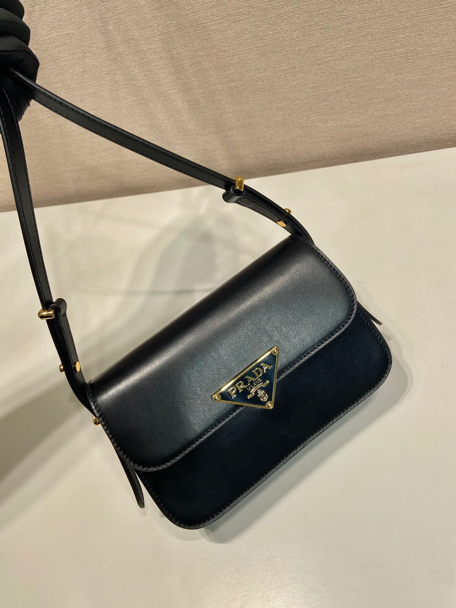 💰1520🎉New style🎉1BD366🎉🎉 This shoulder bag demonstrates a simple design concept through its smooth lines and compact shape. It is made of outer calfskin/inner sheepskin fabric and is equipped with an adjustable shoulder strap that can be carried on one shoulder or across the body. The maximum length is 117cm. The front lock buckle is embellished with the iconic triangle logo. Wear a bold upper body, beauties. Get it now. Length 22x height 14x base 6cm👏👏👏🎉🎉🎉