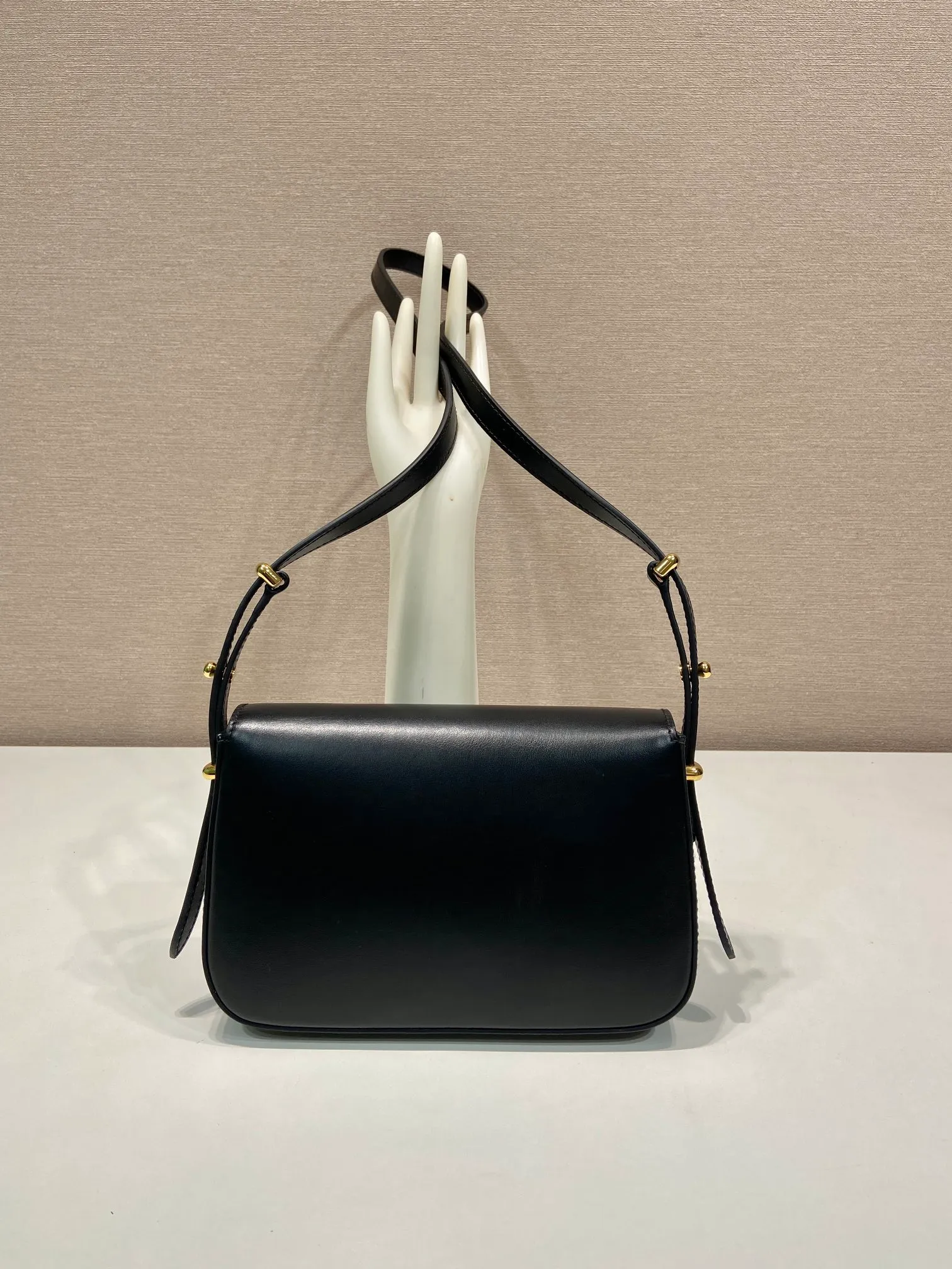 💰1520🎉New style🎉1BD366🎉🎉 This shoulder bag demonstrates a simple design concept through its smooth lines and compact shape. It is made of outer calfskin/inner sheepskin fabric and is equipped with an adjustable shoulder strap that can be carried on one shoulder or across the body. The maximum length is 117cm. The front lock buckle is embellished with the iconic triangle logo. Wear a bold upper body, beauties. Get it now. Length 22x height 14x base 6cm👏👏👏🎉🎉🎉