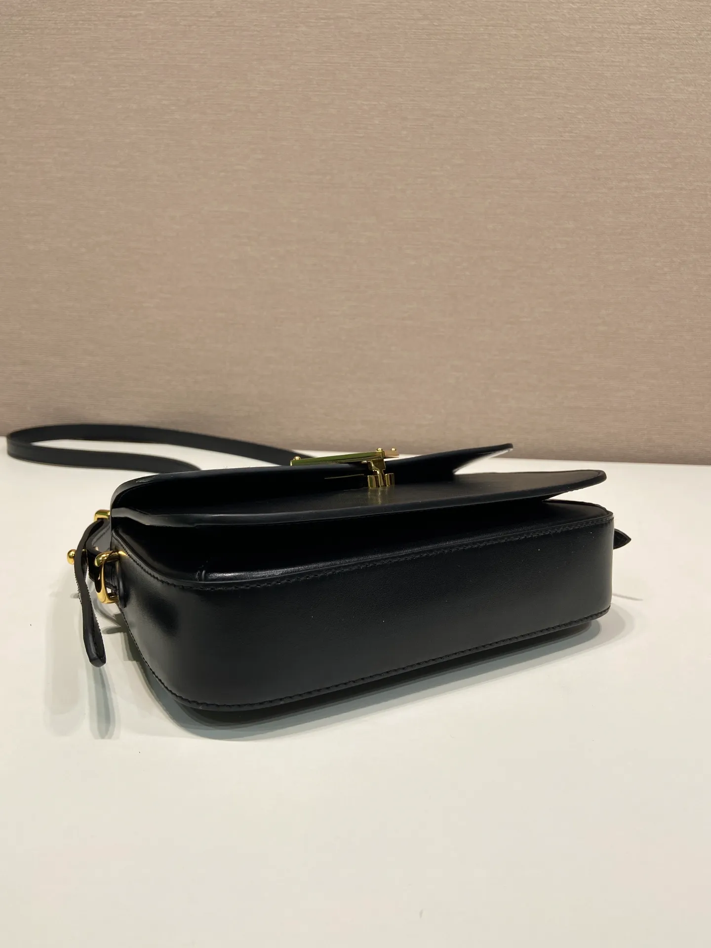 💰1520🎉New style🎉1BD366🎉🎉 This shoulder bag demonstrates a simple design concept through its smooth lines and compact shape. It is made of outer calfskin/inner sheepskin fabric and is equipped with an adjustable shoulder strap that can be carried on one shoulder or across the body. The maximum length is 117cm. The front lock buckle is embellished with the iconic triangle logo. Wear a bold upper body, beauties. Get it now. Length 22x height 14x base 6cm👏👏👏🎉🎉🎉