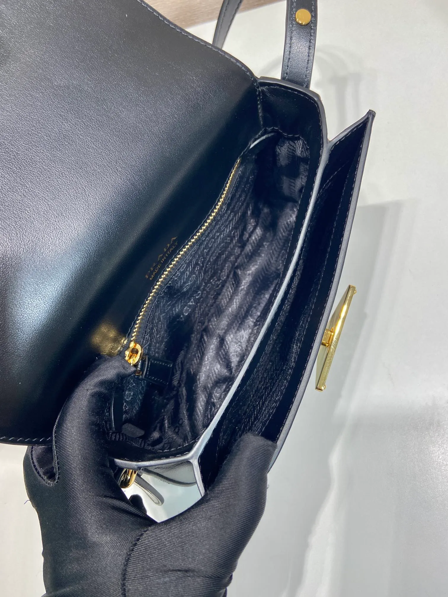 💰1520🎉New style🎉1BD366🎉🎉 This shoulder bag demonstrates a simple design concept through its smooth lines and compact shape. It is made of outer calfskin/inner sheepskin fabric and is equipped with an adjustable shoulder strap that can be carried on one shoulder or across the body. The maximum length is 117cm. The front lock buckle is embellished with the iconic triangle logo. Wear a bold upper body, beauties. Get it now. Length 22x height 14x base 6cm👏👏👏🎉🎉🎉