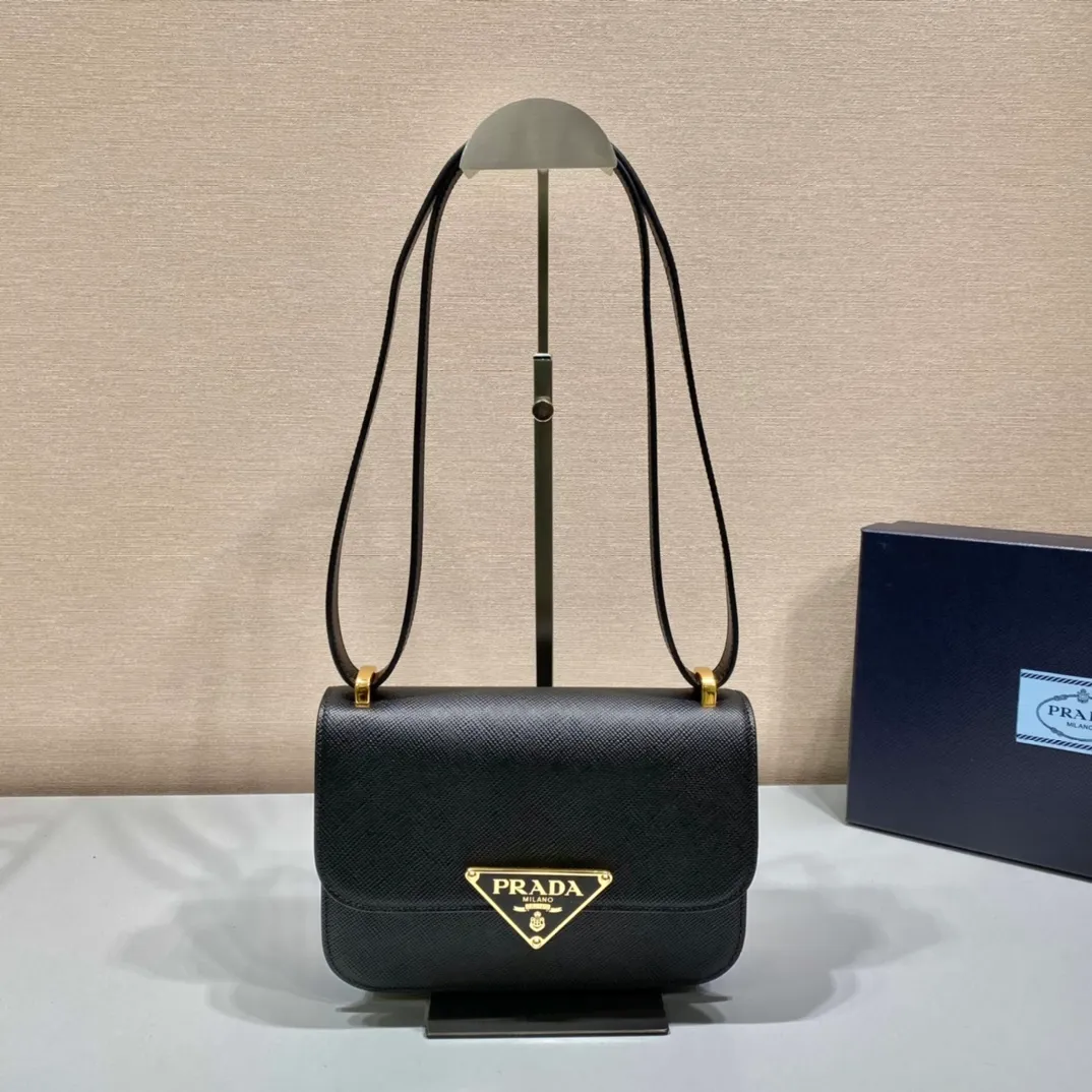 💰1500🎉New stewardess bag🎉1BD320😘😘 This retro and high-end bag is instantly recognizable. It is made of imported cross-grain cowhide + unique triangle logo. The long shoulder strap is adjustable and can be worn on one shoulder or crossbody. It has a full sense of luxury! The top of the back instantly transforms into a girly girl, with large capacity and space, versatile and versatile 😘Fashionable and practical, it is also a popular style that will never go out of style🎉🎉It is simply too beautiful🎉Hurry up and get it🎉🎉 Length 22x height 16x bottom 6cm🎉🎉🎉👏👏👏