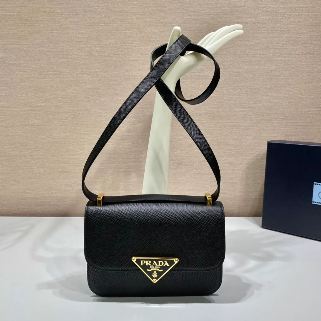 💰1500🎉New stewardess bag🎉1BD320😘😘 This retro and high-end bag is instantly recognizable. It is made of imported cross-grain cowhide + unique triangle logo. The long shoulder strap is adjustable and can be worn on one shoulder or crossbody. It has a full sense of luxury! The top of the back instantly transforms into a girly girl, with large capacity and space, versatile and versatile 😘Fashionable and practical, it is also a popular style that will never go out of style🎉🎉It is simply too beautiful🎉Hurry up and get it🎉🎉 Length 22x height 16x bottom 6cm🎉🎉🎉👏👏👏