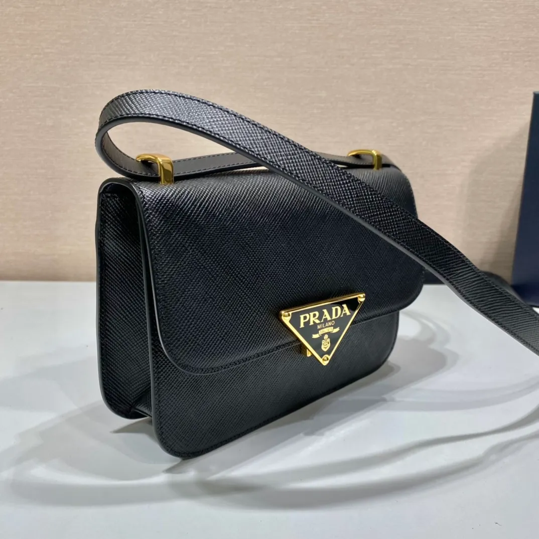 💰1500🎉New stewardess bag🎉1BD320😘😘 This retro and high-end bag is instantly recognizable. It is made of imported cross-grain cowhide + unique triangle logo. The long shoulder strap is adjustable and can be worn on one shoulder or crossbody. It has a full sense of luxury! The top of the back instantly transforms into a girly girl, with large capacity and space, versatile and versatile 😘Fashionable and practical, it is also a popular style that will never go out of style🎉🎉It is simply too beautiful🎉Hurry up and get it🎉🎉 Length 22x height 16x bottom 6cm🎉🎉🎉👏👏👏