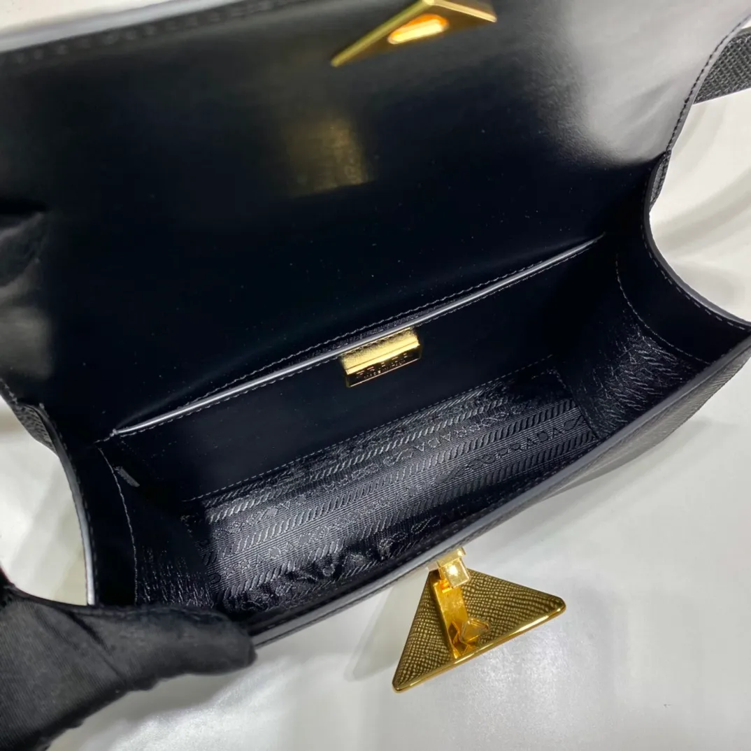 💰1500🎉New stewardess bag🎉1BD320😘😘 This retro and high-end bag is instantly recognizable. It is made of imported cross-grain cowhide + unique triangle logo. The long shoulder strap is adjustable and can be worn on one shoulder or crossbody. It has a full sense of luxury! The top of the back instantly transforms into a girly girl, with large capacity and space, versatile and versatile 😘Fashionable and practical, it is also a popular style that will never go out of style🎉🎉It is simply too beautiful🎉Hurry up and get it🎉🎉 Length 22x height 16x bottom 6cm🎉🎉🎉👏👏👏