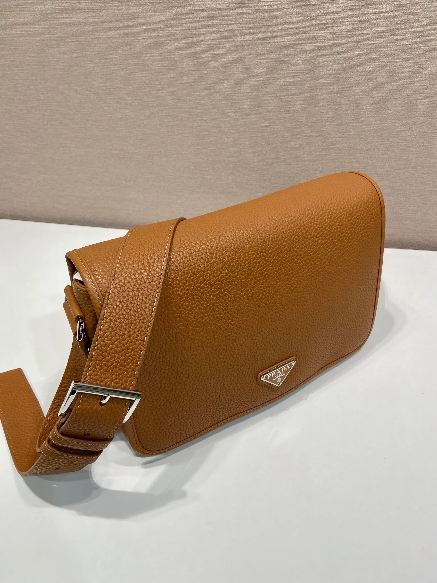 💰1800🎉New Messenger Bag🎉2VD075🎉🎉 Featuring a sleek design, this sophisticated and versatile shoulder bag is made of soft cow leather with a natural-touch finish. Smooth details emphasize the simple silhouette, adjustable leather shoulder straps, magnetic buckle flip design, the upper body effect is fashionable and grand, handsome guys, it is worth owning, get it now 🎉Length 30x Height 20x Bottom 9cm🎉🎉🎉💰💰💰