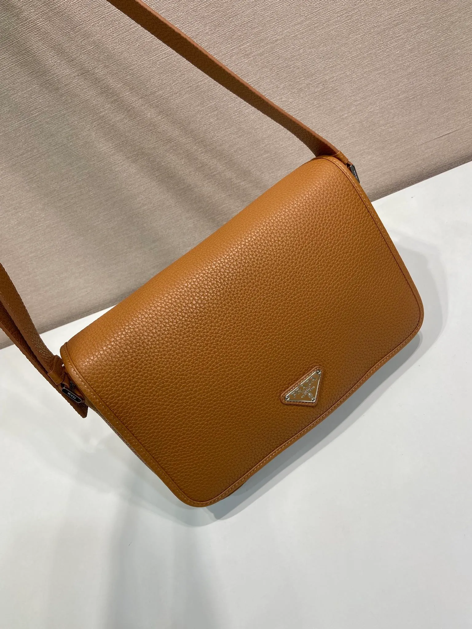 💰1800🎉New Messenger Bag🎉2VD075🎉🎉 Featuring a sleek design, this sophisticated and versatile shoulder bag is made of soft cow leather with a natural-touch finish. Smooth details emphasize the simple silhouette, adjustable leather shoulder straps, magnetic buckle flip design, the upper body effect is fashionable and grand, handsome guys, it is worth owning, get it now 🎉Length 30x Height 20x Bottom 9cm🎉🎉🎉💰💰💰