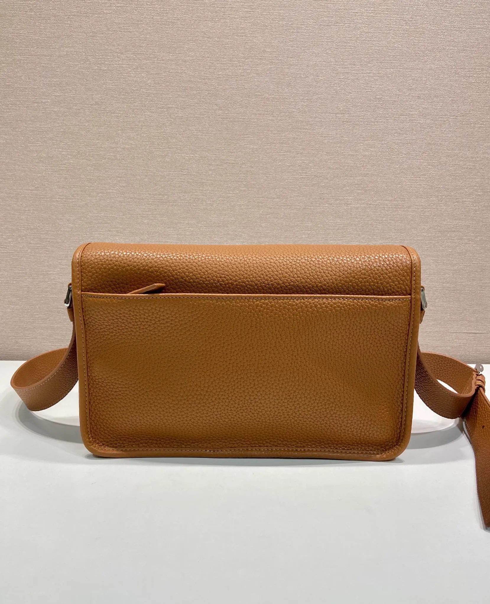 💰1800🎉New Messenger Bag🎉2VD075🎉🎉 Featuring a sleek design, this sophisticated and versatile shoulder bag is made of soft cow leather with a natural-touch finish. Smooth details emphasize the simple silhouette, adjustable leather shoulder straps, magnetic buckle flip design, the upper body effect is fashionable and grand, handsome guys, it is worth owning, get it now 🎉Length 30x Height 20x Bottom 9cm🎉🎉🎉💰💰💰
