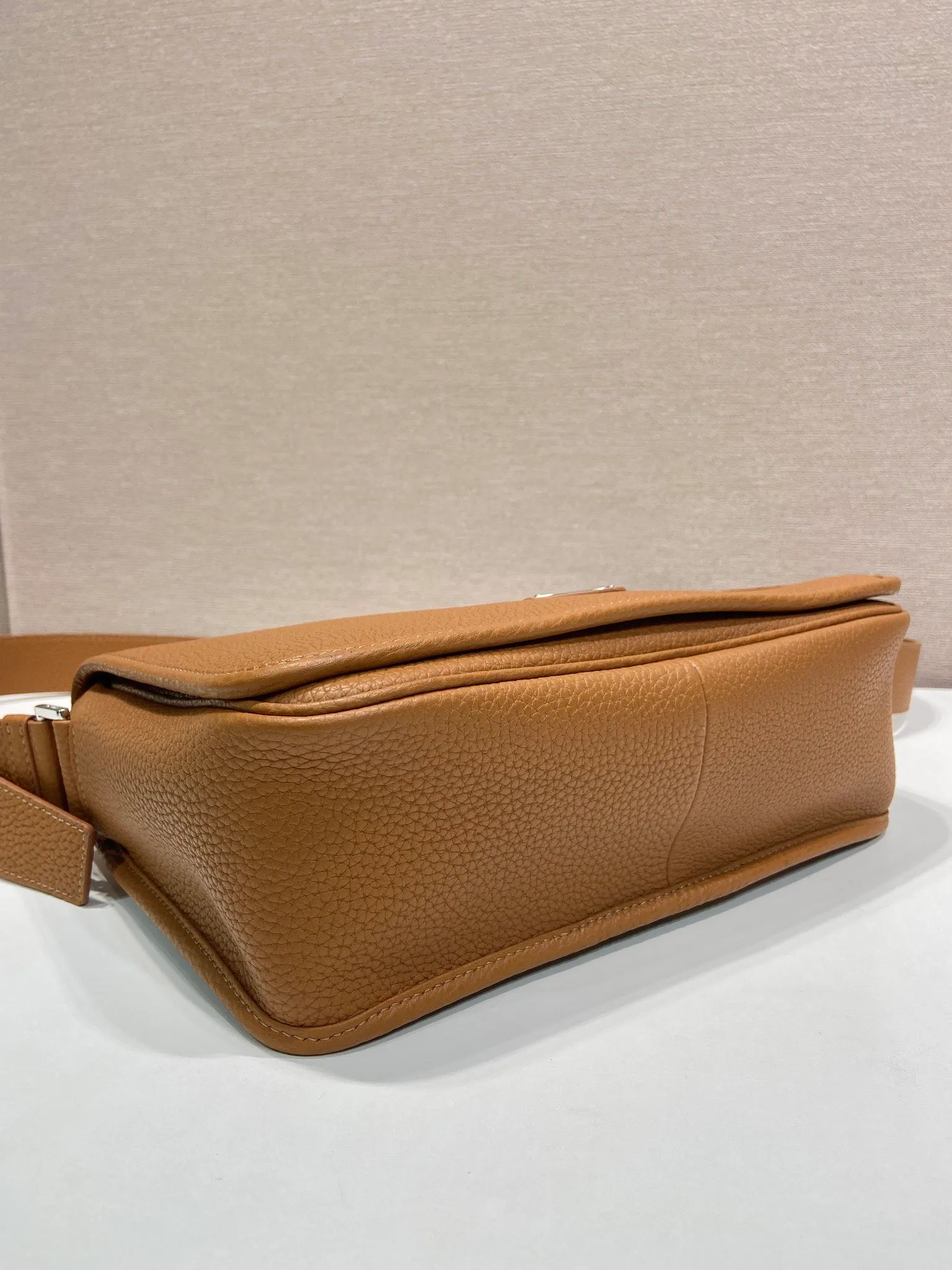 💰1800🎉New Messenger Bag🎉2VD075🎉🎉 Featuring a sleek design, this sophisticated and versatile shoulder bag is made of soft cow leather with a natural-touch finish. Smooth details emphasize the simple silhouette, adjustable leather shoulder straps, magnetic buckle flip design, the upper body effect is fashionable and grand, handsome guys, it is worth owning, get it now 🎉Length 30x Height 20x Bottom 9cm🎉🎉🎉💰💰💰