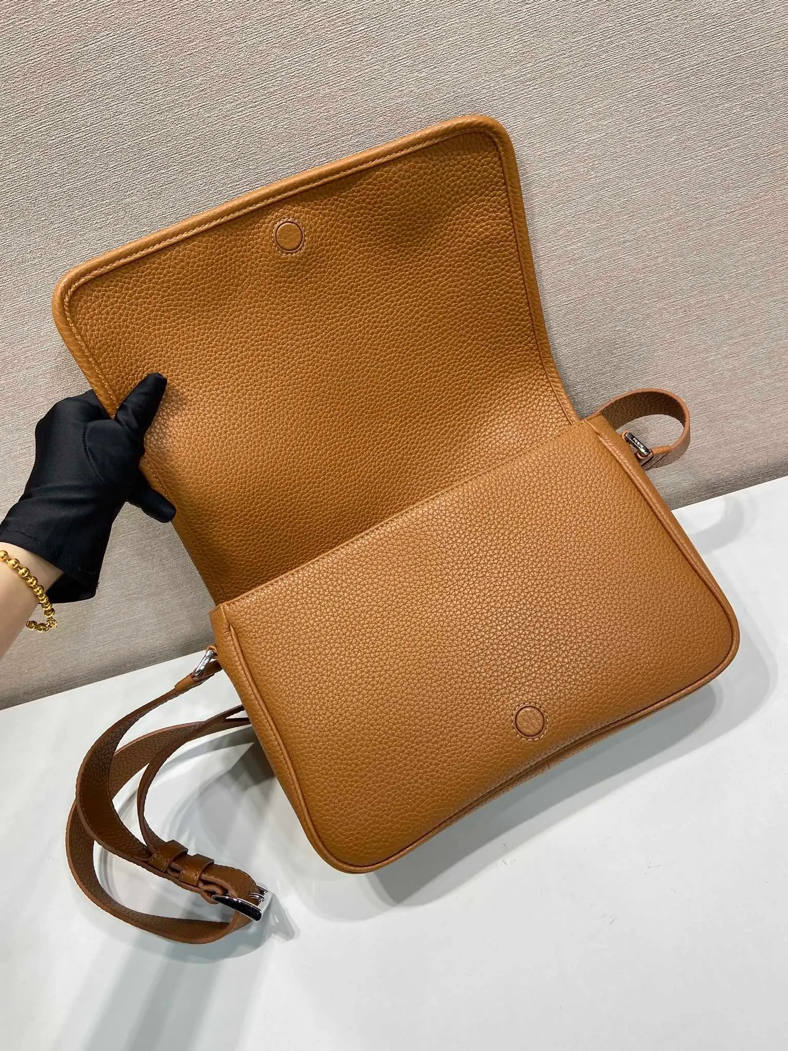 💰1800🎉New Messenger Bag🎉2VD075🎉🎉 Featuring a sleek design, this sophisticated and versatile shoulder bag is made of soft cow leather with a natural-touch finish. Smooth details emphasize the simple silhouette, adjustable leather shoulder straps, magnetic buckle flip design, the upper body effect is fashionable and grand, handsome guys, it is worth owning, get it now 🎉Length 30x Height 20x Bottom 9cm🎉🎉🎉💰💰💰