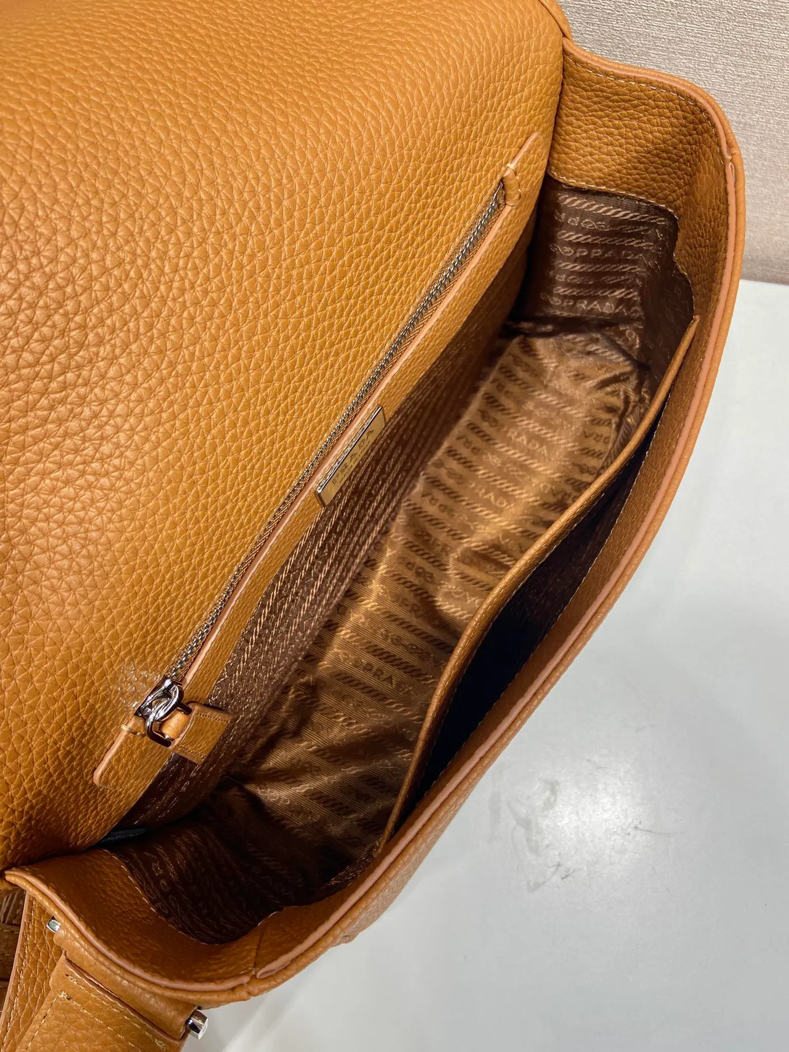 💰1800🎉New Messenger Bag🎉2VD075🎉🎉 Featuring a sleek design, this sophisticated and versatile shoulder bag is made of soft cow leather with a natural-touch finish. Smooth details emphasize the simple silhouette, adjustable leather shoulder straps, magnetic buckle flip design, the upper body effect is fashionable and grand, handsome guys, it is worth owning, get it now 🎉Length 30x Height 20x Bottom 9cm🎉🎉🎉💰💰💰