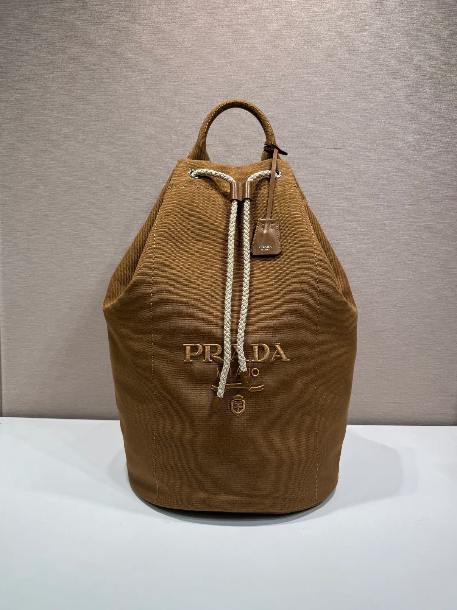 💰1360🎉New travel bag🎉2VY011🎉🎉 This linen blend drawstring travel bag interprets a light and sporty style, with adjustable and removable shoulder straps and leather trim. Tonal letter logo embroidery adds a unique, classic touch. The drawstring bag design makes the upper body very fashionable. This is the latest and most fashionable travel bag since ancient times. It has a lot of space. Get it now🎉🎉Length 34xH 55x㡳34cm🎉🎉🎉💰💰💰