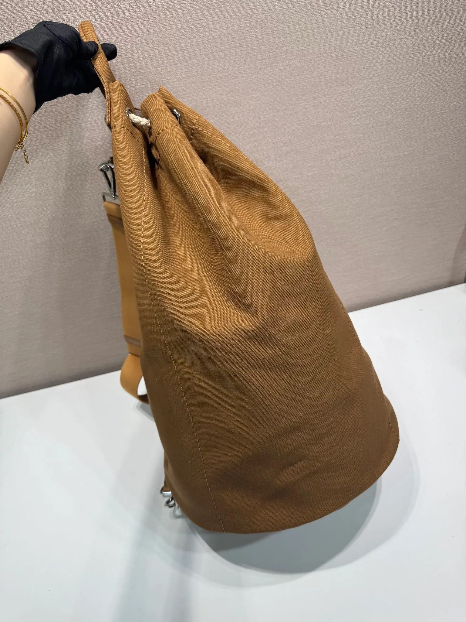 💰1360🎉New travel bag🎉2VY011🎉🎉 This linen blend drawstring travel bag interprets a light and sporty style, with adjustable and removable shoulder straps and leather trim. Tonal letter logo embroidery adds a unique, classic touch. The drawstring bag design makes the upper body very fashionable. This is the latest and most fashionable travel bag since ancient times. It has a lot of space. Get it now🎉🎉Length 34xH 55x㡳34cm🎉🎉🎉💰💰💰