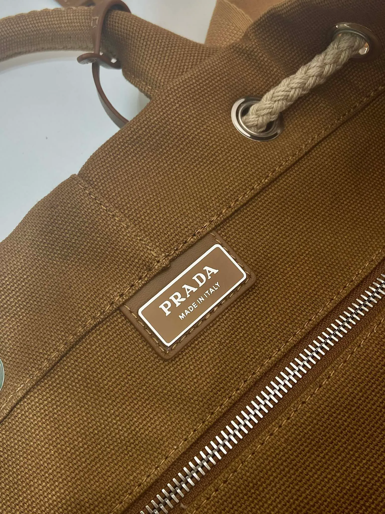 💰1360🎉New travel bag🎉2VY011🎉🎉 This linen blend drawstring travel bag interprets a light and sporty style, with adjustable and removable shoulder straps and leather trim. Tonal letter logo embroidery adds a unique, classic touch. The drawstring bag design makes the upper body very fashionable. This is the latest and most fashionable travel bag since ancient times. It has a lot of space. Get it now🎉🎉Length 34xH 55x㡳34cm🎉🎉🎉💰💰💰