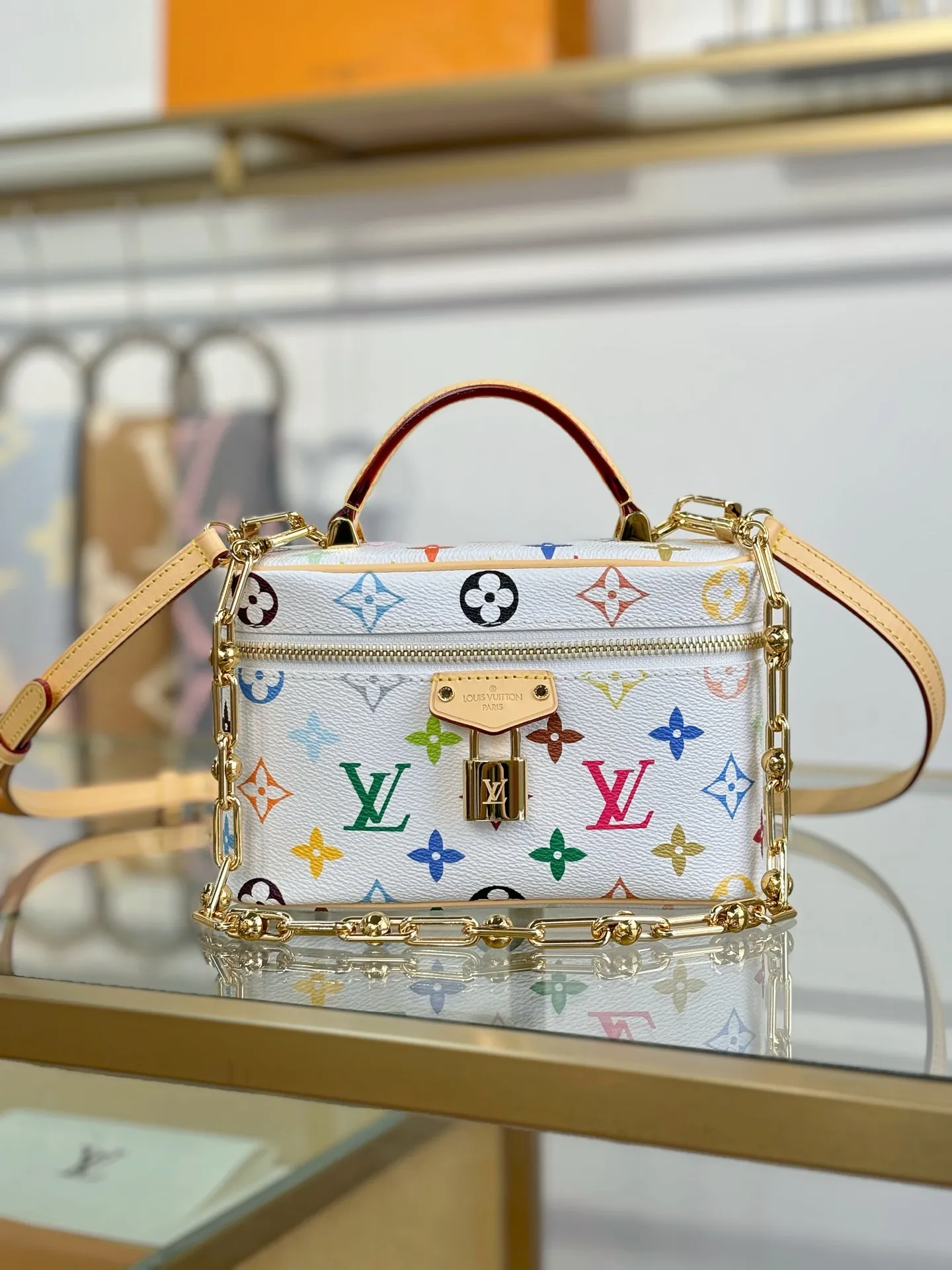 P¥1400👉nfc163C01 dynamic chip👈 [100% MB special grade, all-steel hardware, imported fabrics] This Vanity Pouch handbag is from the Louis Vuitton Coated canvas is trimmed with calfskin, while a zipper closure, detachable chain and LV-engraved padlock add a metallic sheen. Monogram coated canvas - Calf leather trim - Textile lining - Metal hardware - Zip closure - Padlock - Holds a smartphone, keys, headphones and short wallet - Shoulder strap: removable and adjustable! ! Model: M13662; Size: 19x11.5x6.5CM